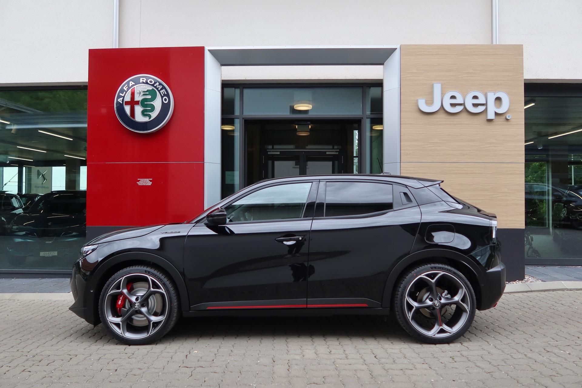 ALFA ROMEO Junior 280 54kWh Veloce Sport/Tech/Sky-image-4