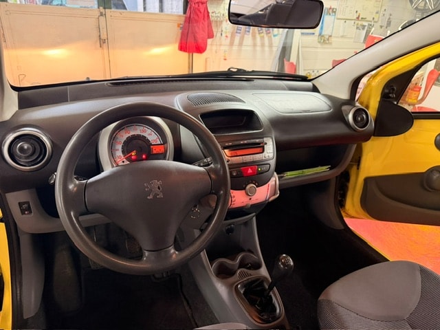 PEUGEOT 107 1.0 Trendy-image-13