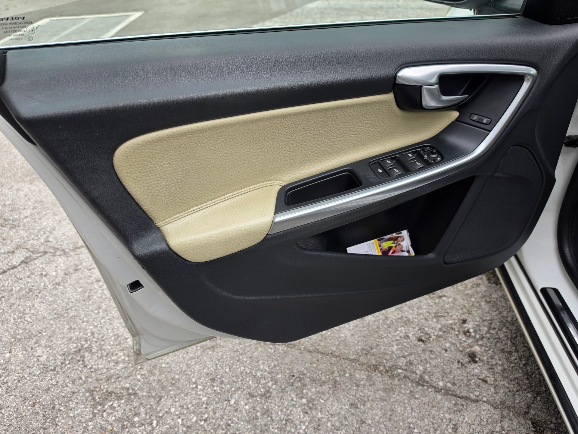 VOLVO S60 D5 AWD Summum Geartronic-image-9