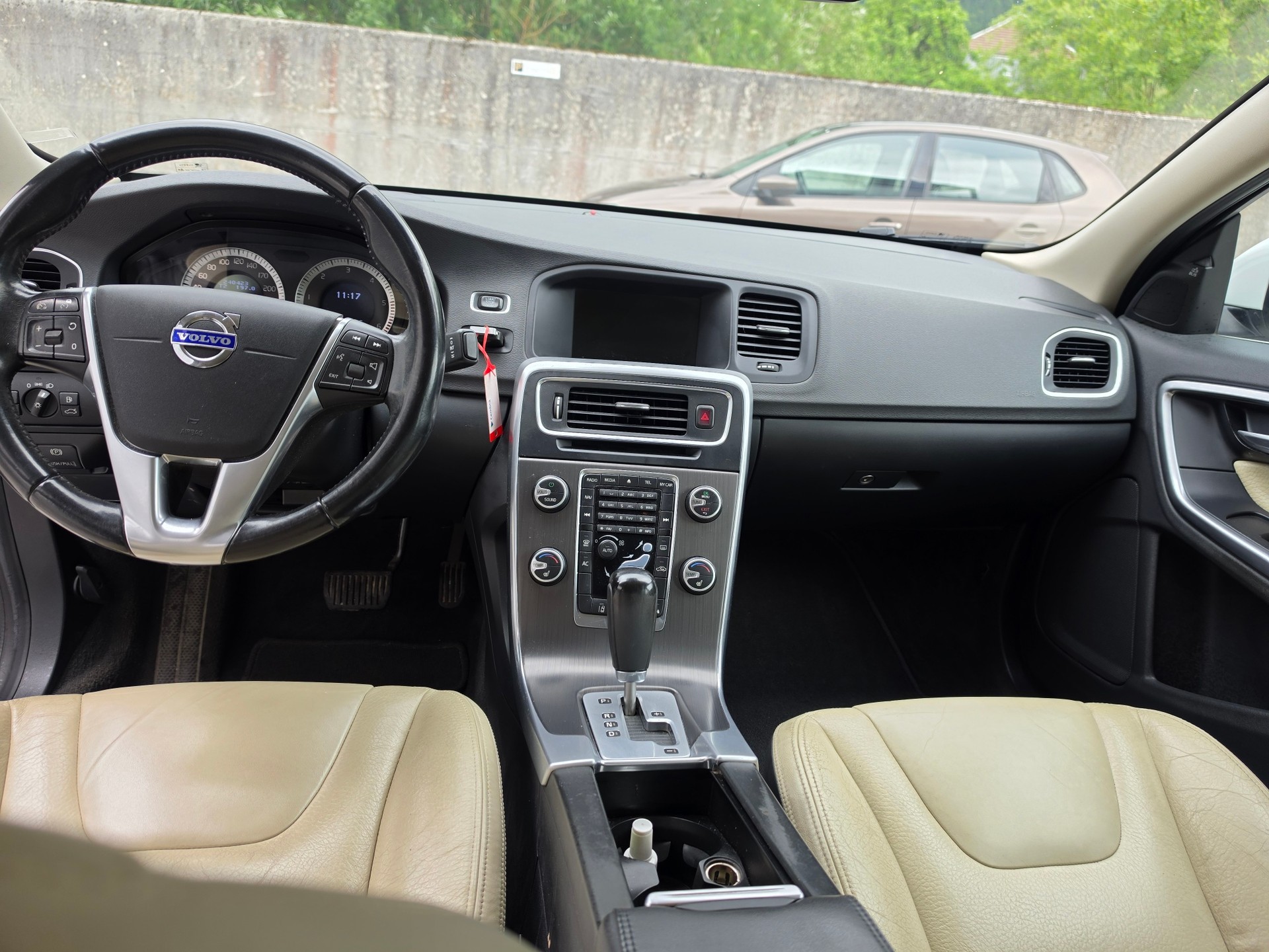 VOLVO S60 D5 AWD Summum Geartronic-image-11