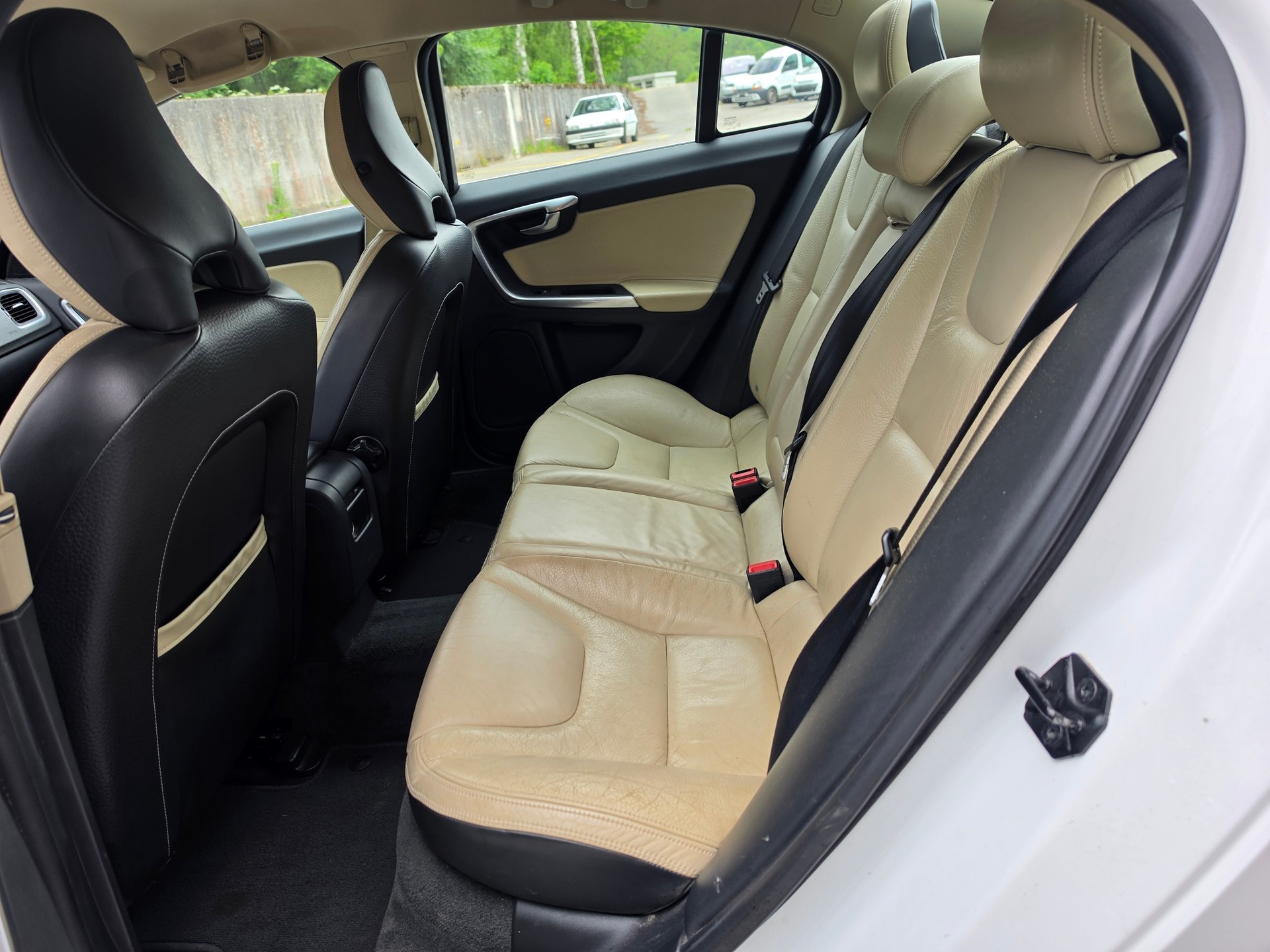 VOLVO S60 D5 AWD Summum Geartronic-image-10