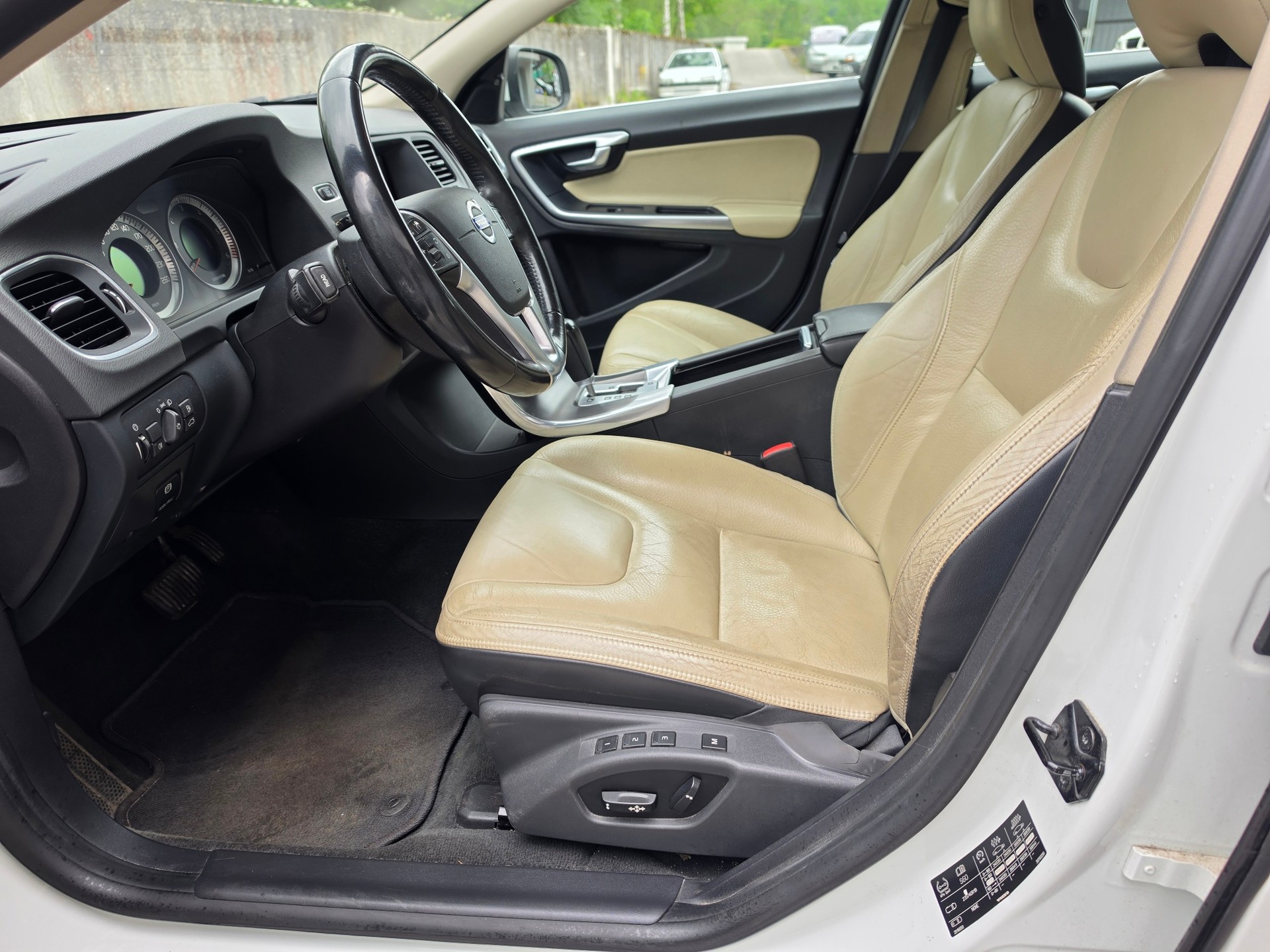 VOLVO S60 D5 AWD Summum Geartronic-image-8