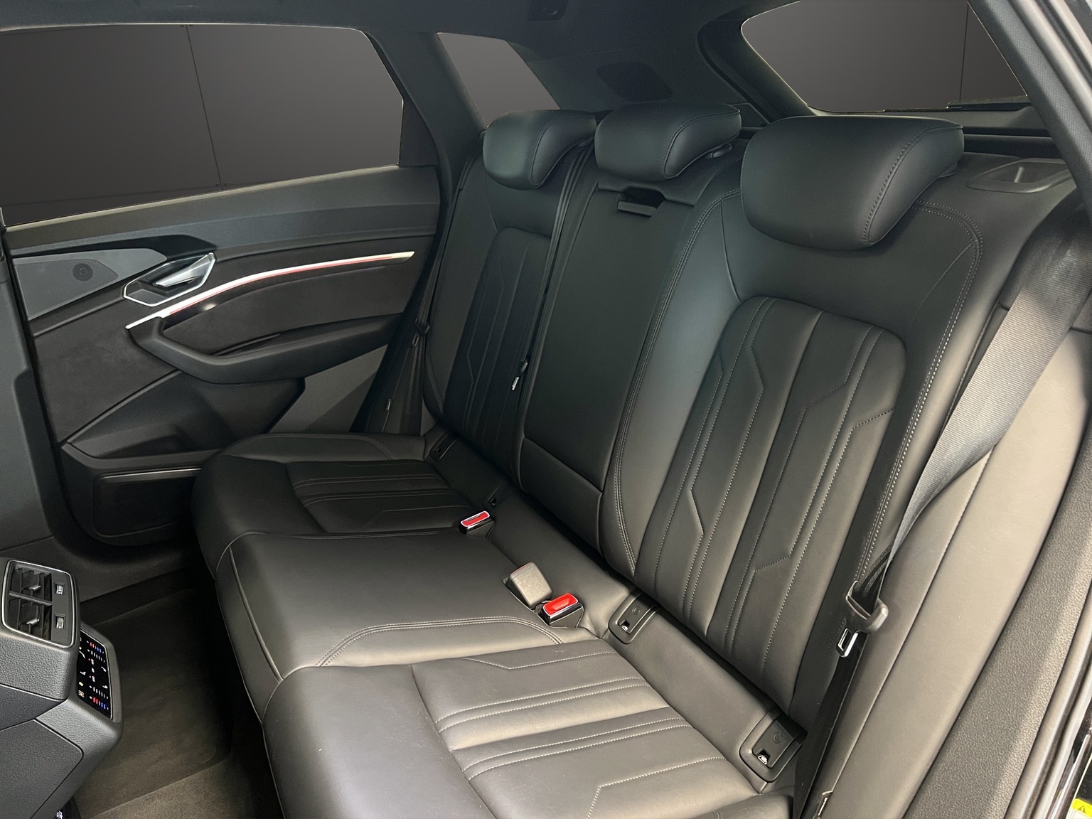 AUDI e-tron 55 Advanced quattro-image-8