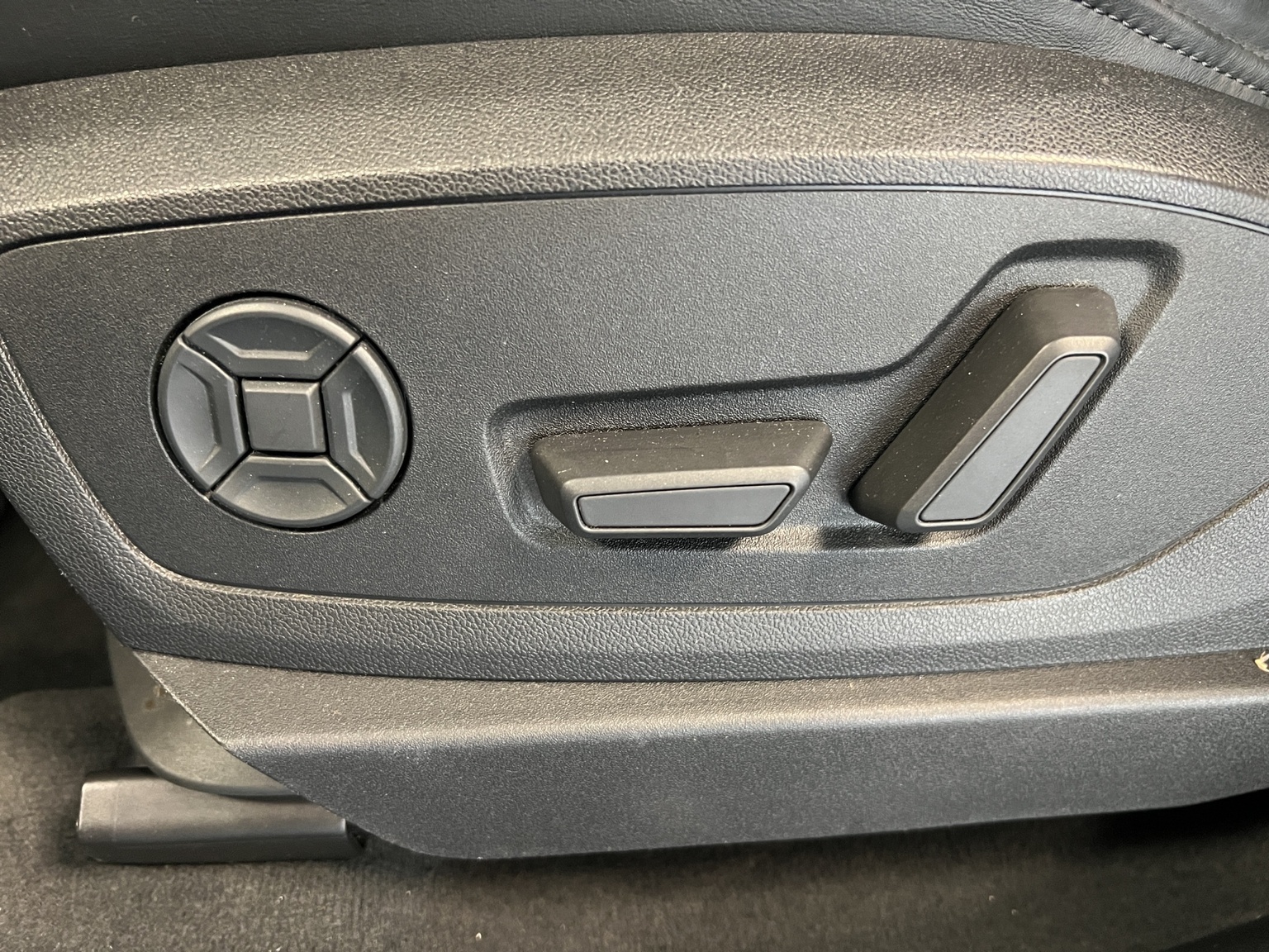 AUDI e-tron 55 Advanced quattro-image-15