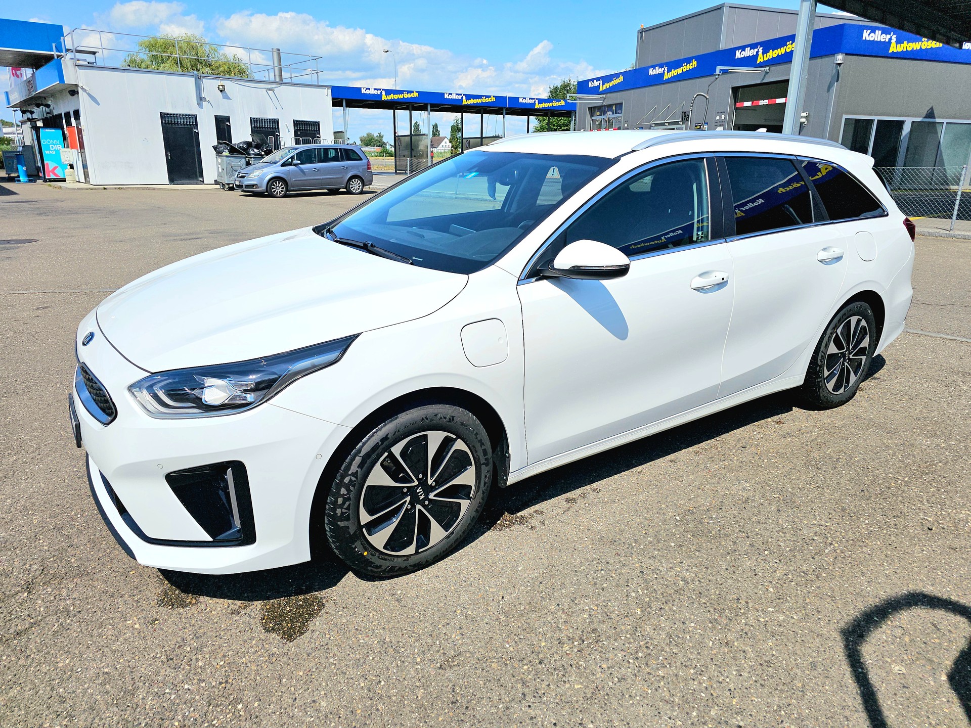 KIA Kia Ceed SW 1.6 GDi Plug-in Hybrid Style Deluxe | AHK | 1. Hand | Service gepflegt | nur 4.8l bzw. 1.6l/100km (ohne/mit Elektro)-image-0