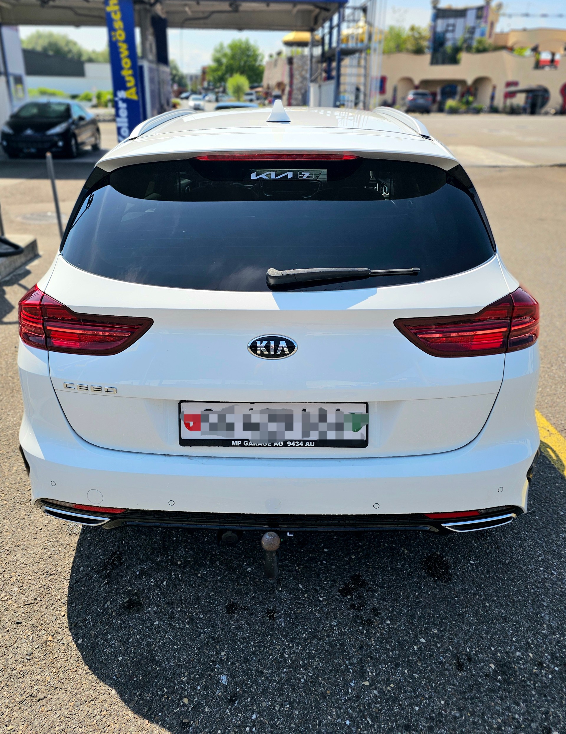 KIA Kia Ceed SW 1.6 GDi Plug-in Hybrid Style Deluxe | AHK | 1. Hand | Service gepflegt | nur 4.8l bzw. 1.6l/100km (ohne/mit Elektro)-image-2