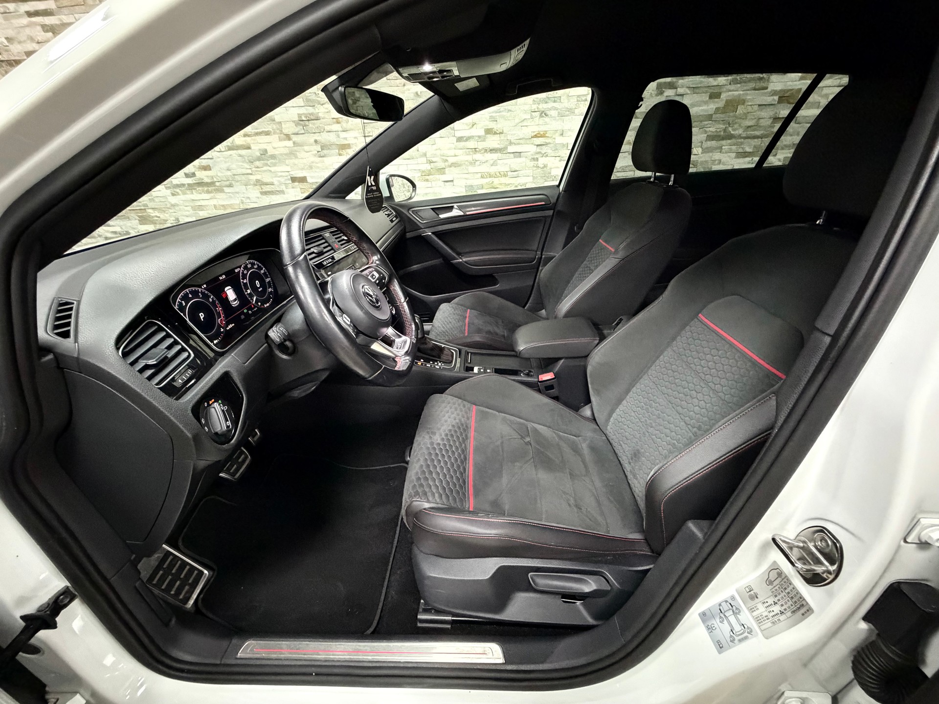 VW Golf 2.0 TSI GTI Performance DSG-image-13