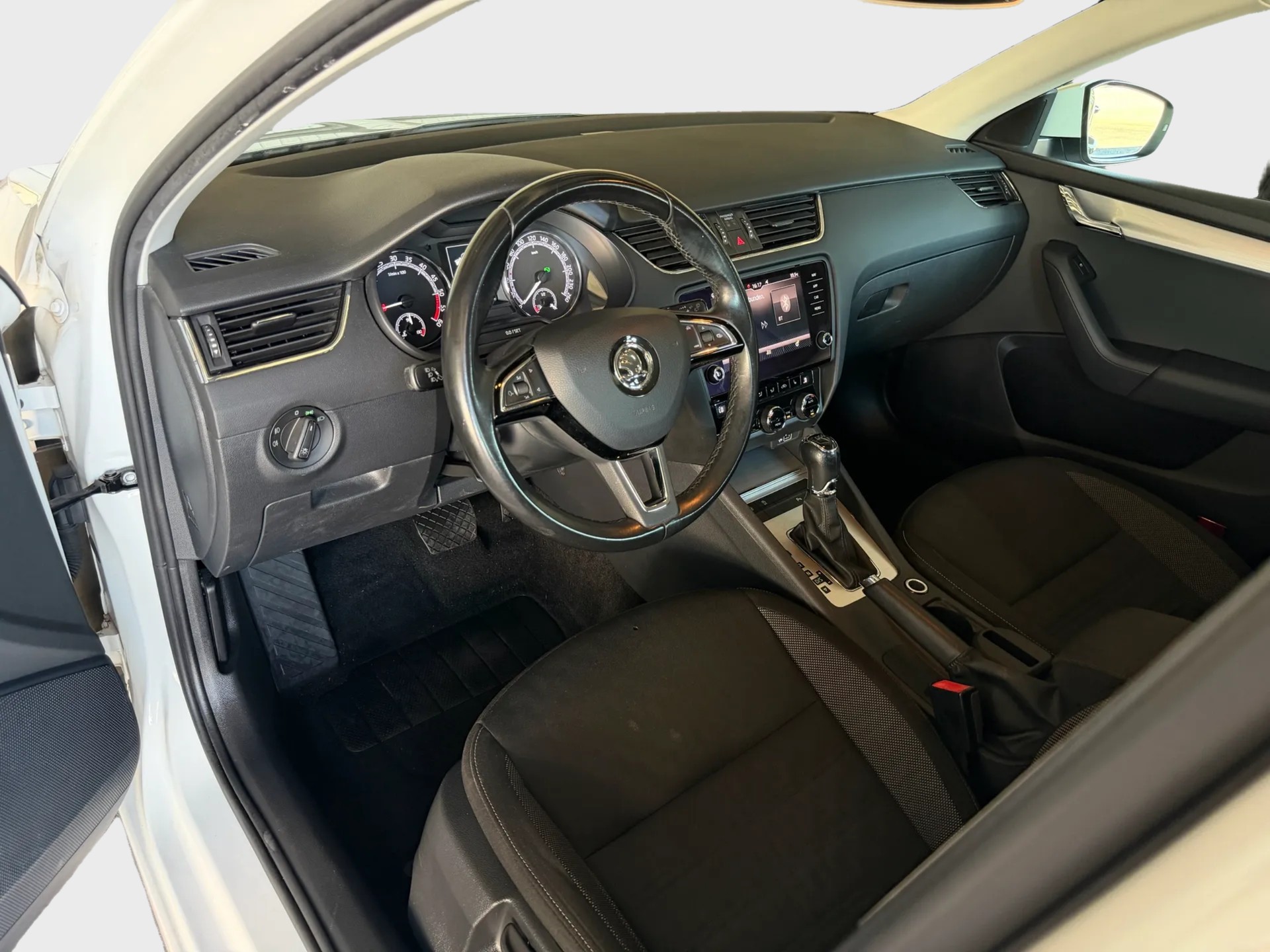 SKODA Octavia Combi 2.0 TDI Ambition DSG-image-8