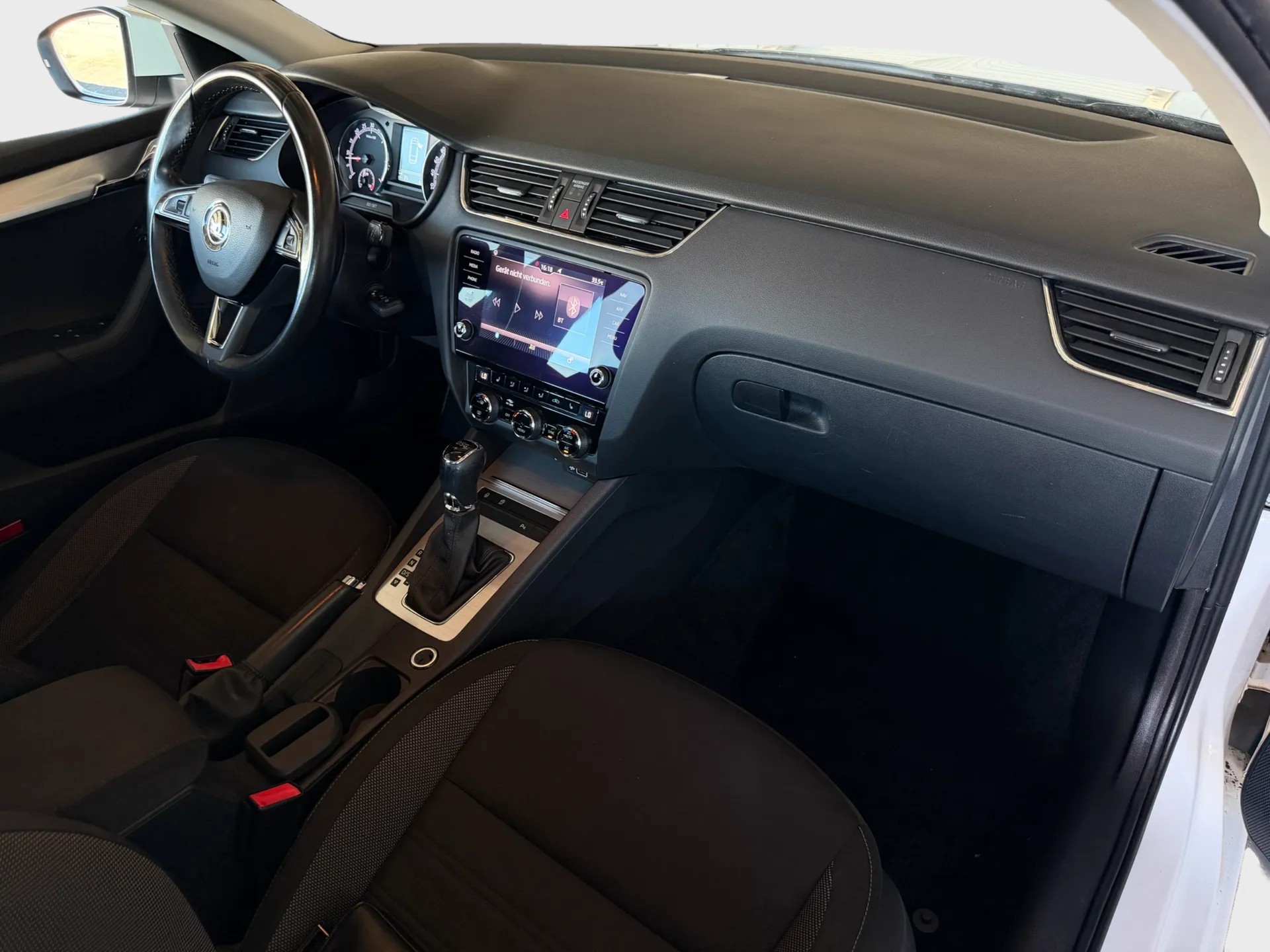 SKODA Octavia Combi 2.0 TDI Ambition DSG-image-10