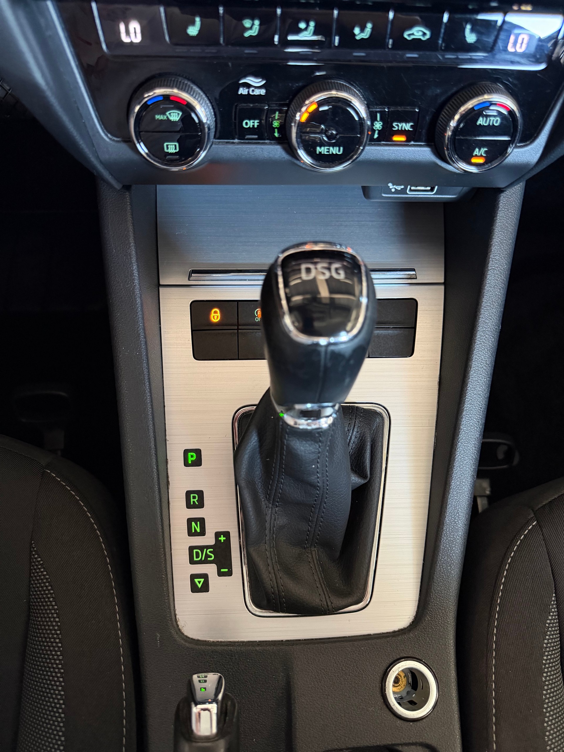 SKODA Octavia Combi 2.0 TDI Ambition DSG-image-17