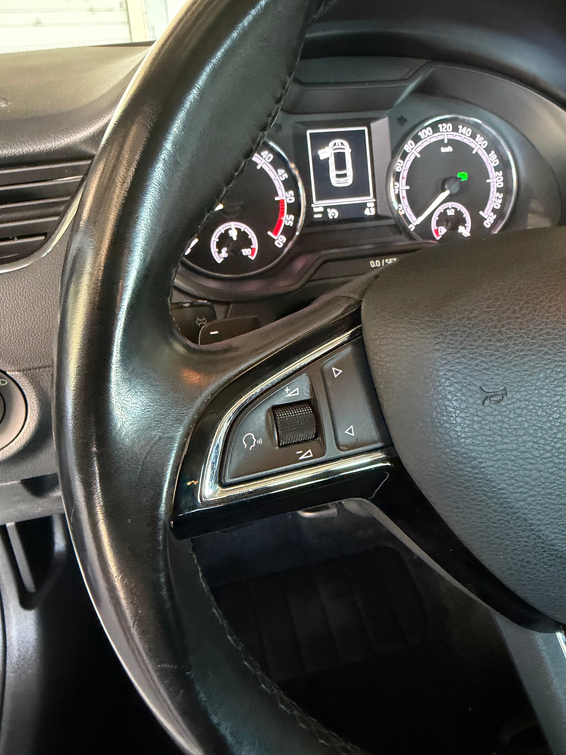 SKODA Octavia Combi 2.0 TDI Ambition DSG-image-13
