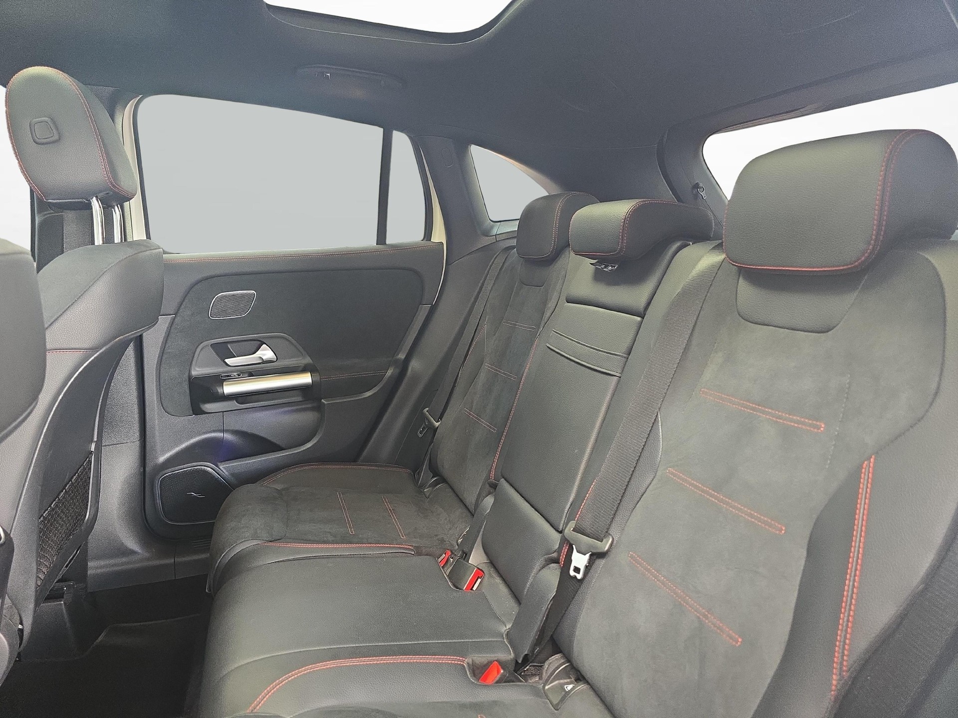 MERCEDES-BENZ GLA 250 4MATIC AMG Line-image-9
