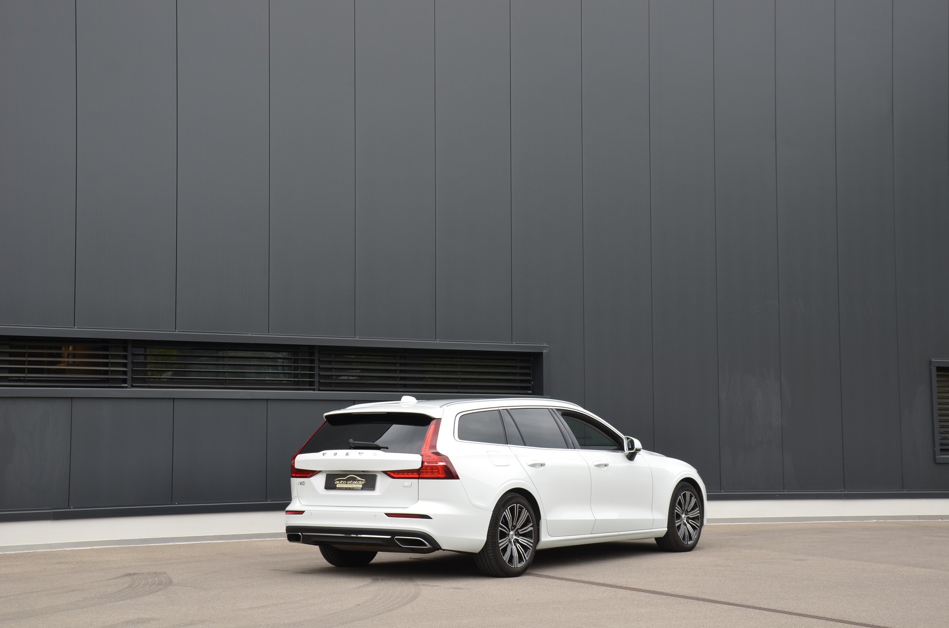 VOLVO V60 T6 eAWD Twin Engine Inscription Geartronic-image-2
