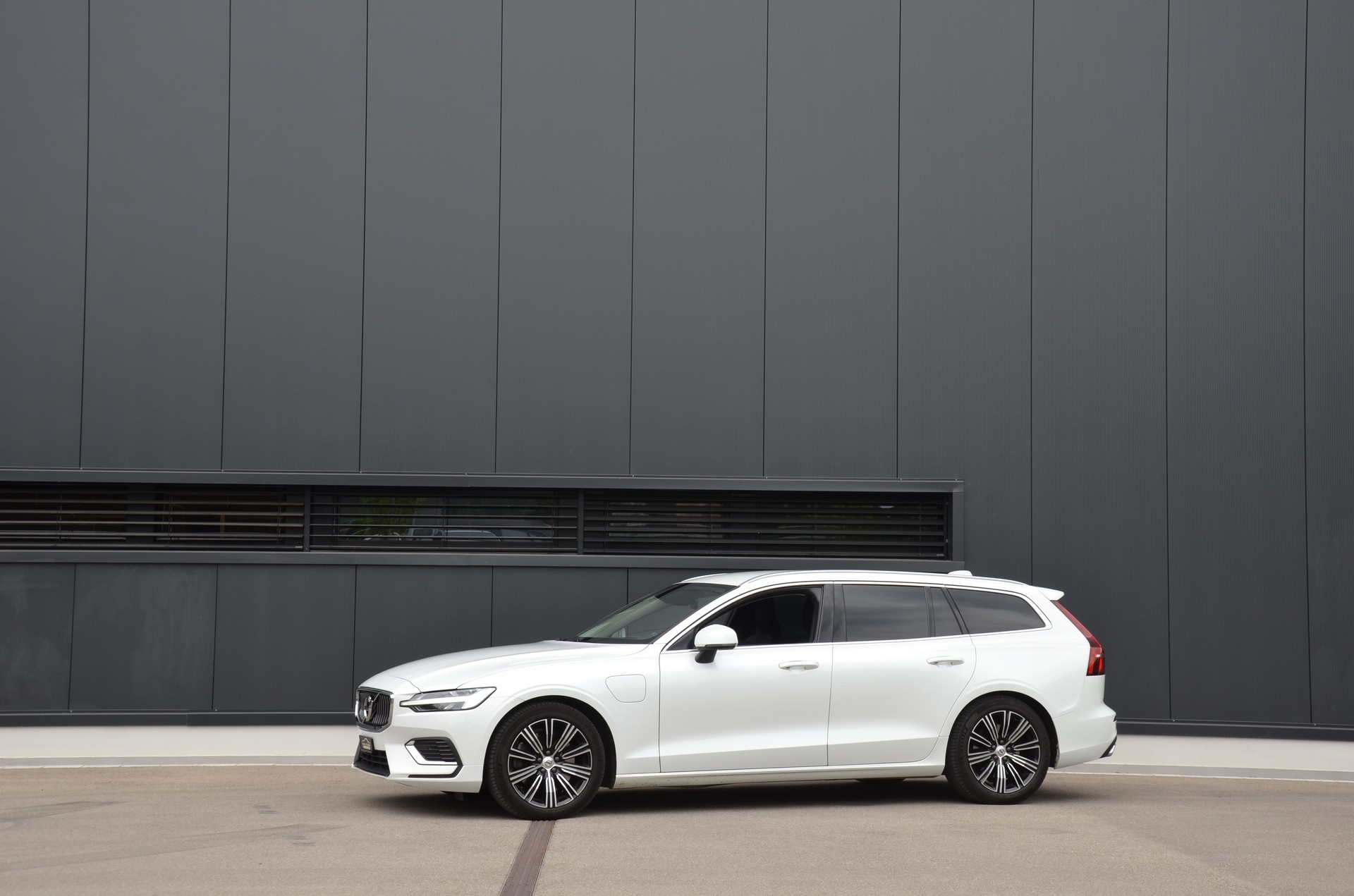 VOLVO V60 T6 eAWD Twin Engine Inscription Geartronic-image-1