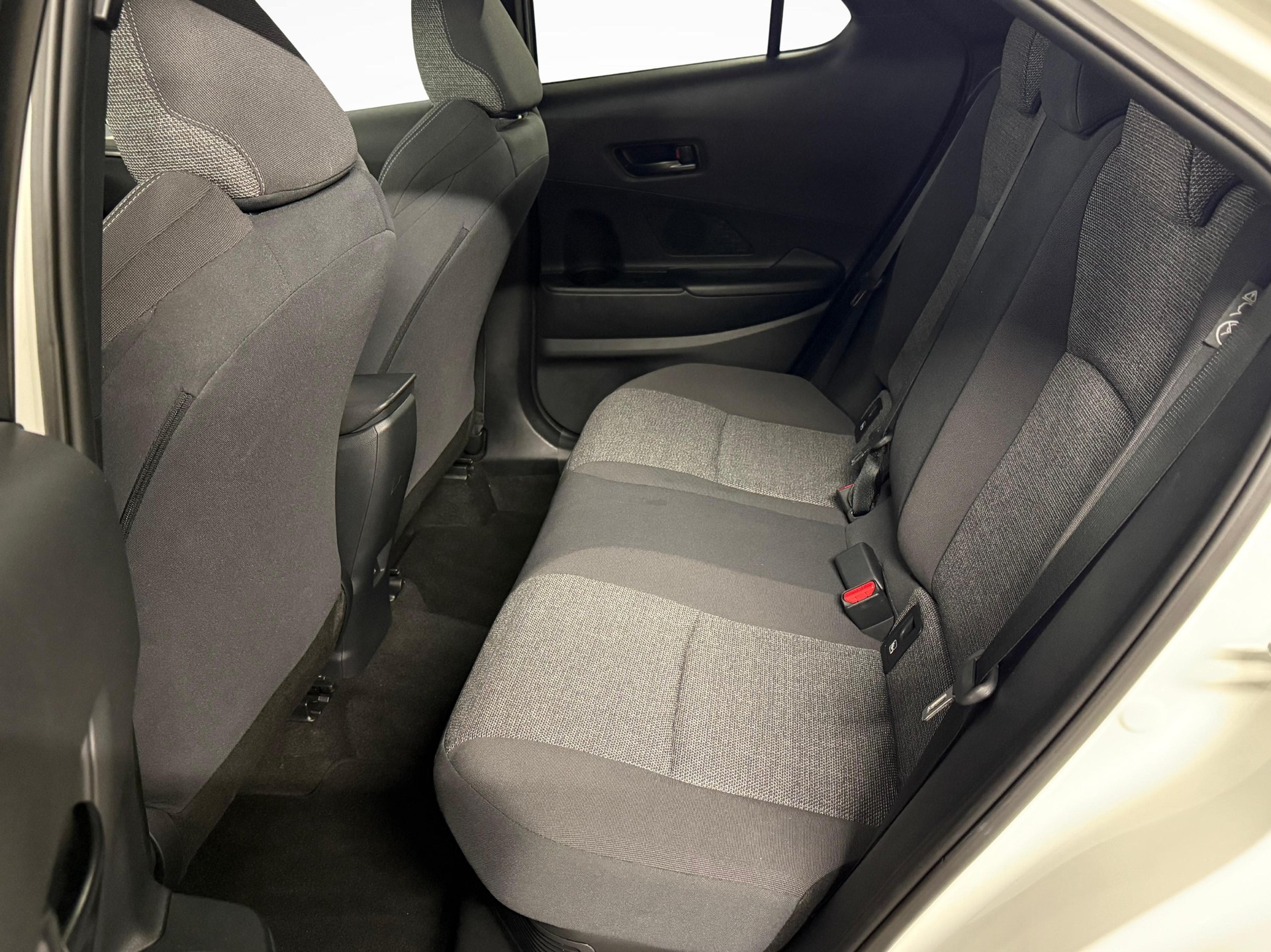 TOYOTA C-HR 2.0 HEV Trend 4x4-image-12