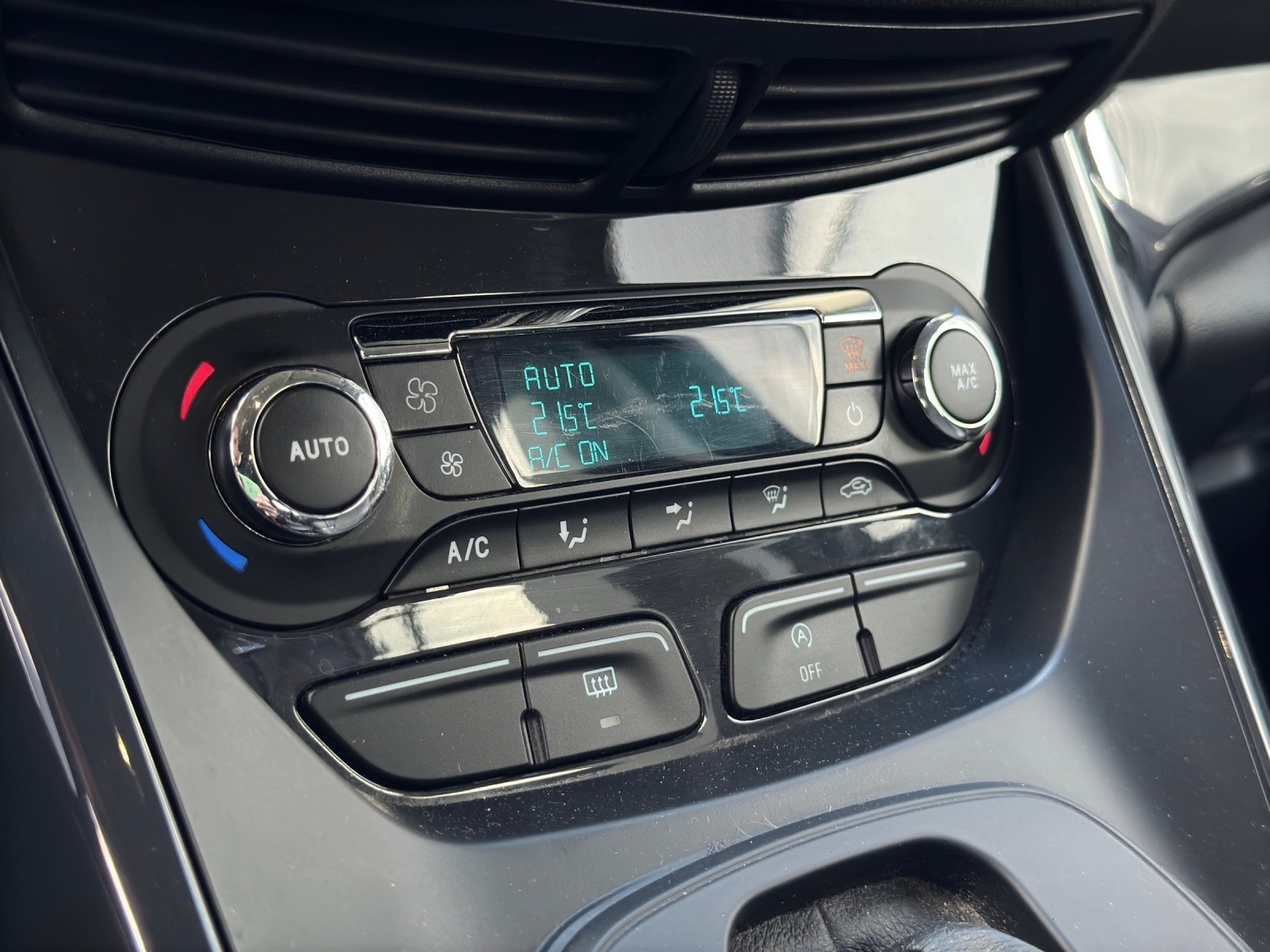 FORD Kuga 2.0 TDCi Titanium 4WD PowerShift-image-15