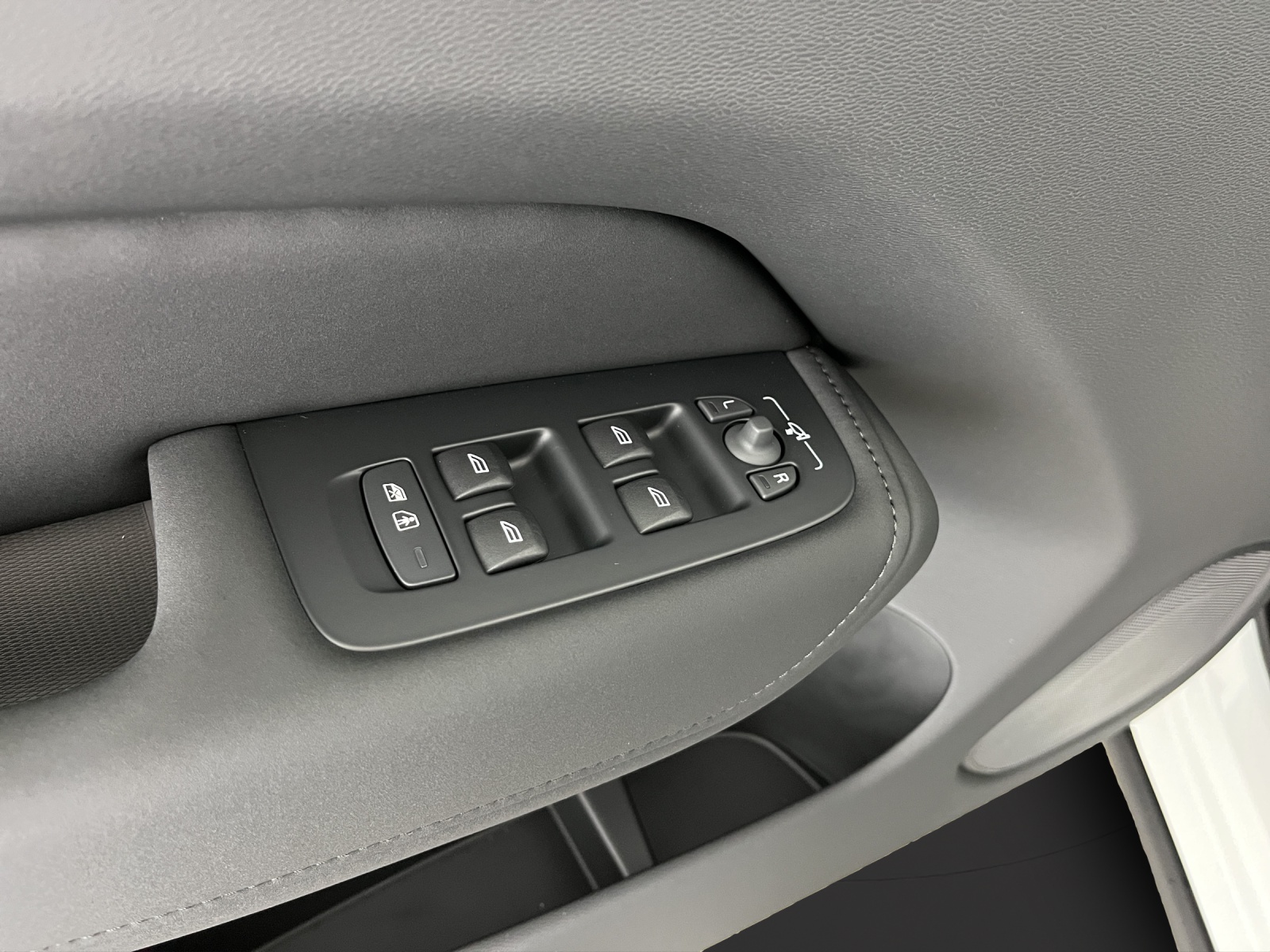 VOLVO XC60 2.0 B5 MH Ultra Dark AWD-image-16