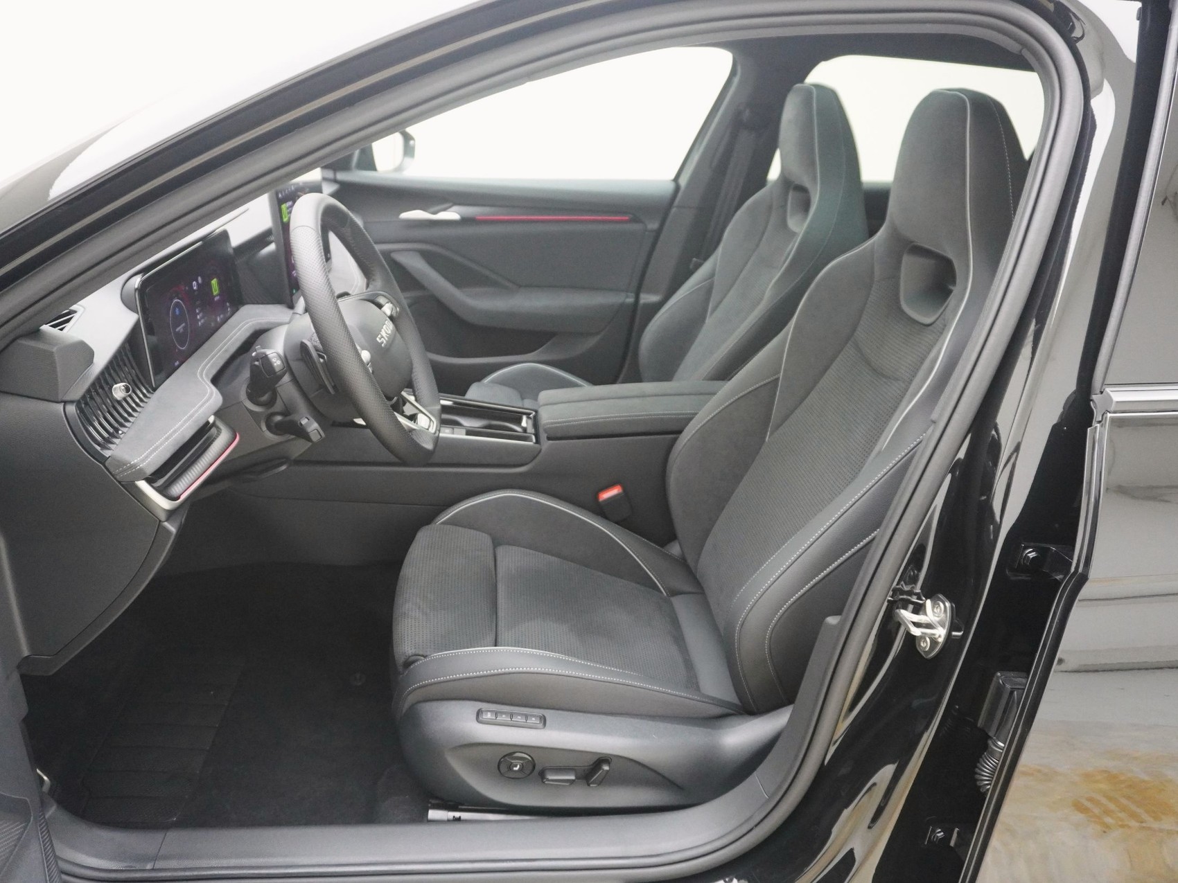 SKODA Superb 2.0 TDI Sportline 4x4 DSG-image-12