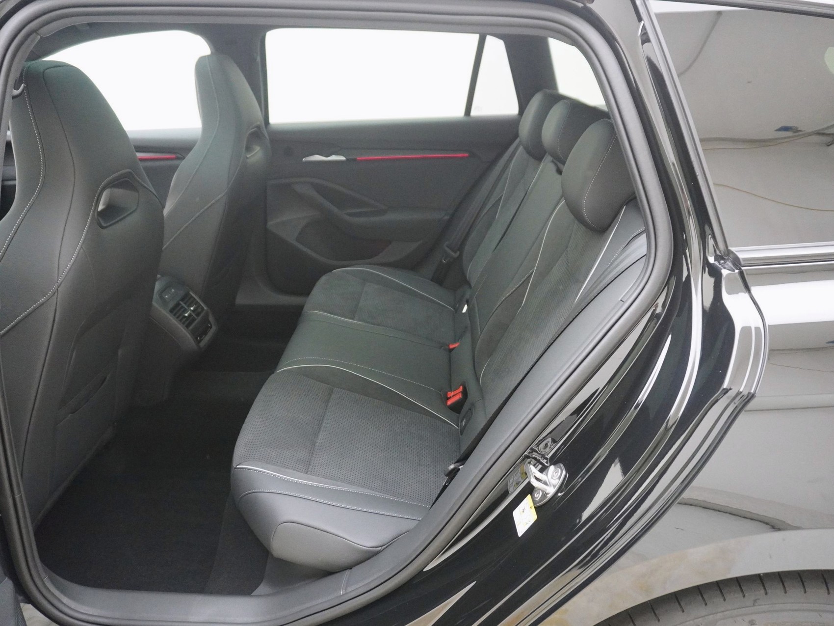 SKODA Superb 2.0 TDI Sportline 4x4 DSG-image-14