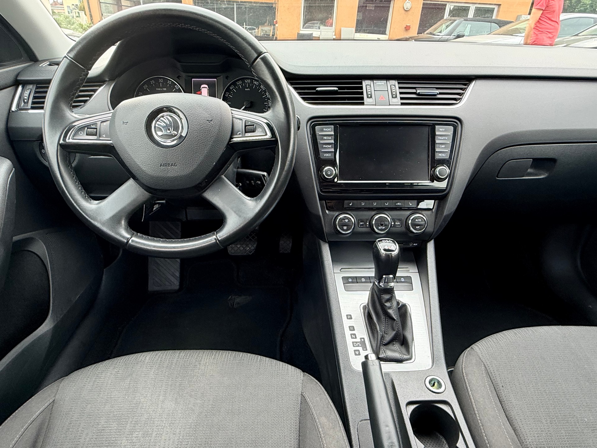 SKODA Octavia Combi 2.0 TDI Swiss Edition 4x4 DSG-image-10