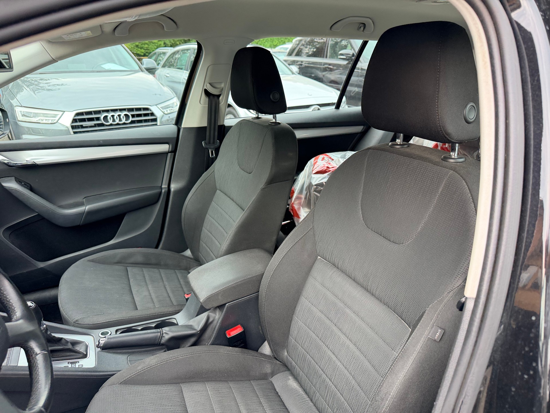 SKODA Octavia Combi 2.0 TDI Swiss Edition 4x4 DSG-image-12
