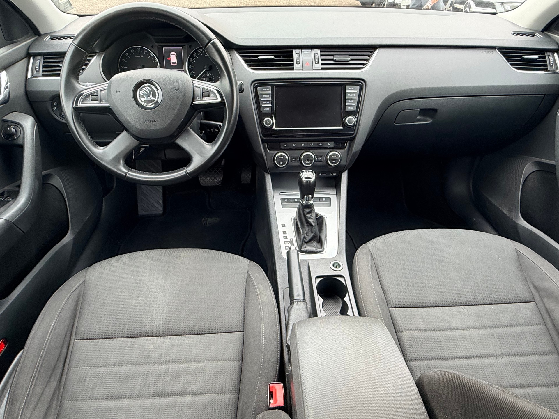 SKODA Octavia Combi 2.0 TDI Swiss Edition 4x4 DSG-image-9