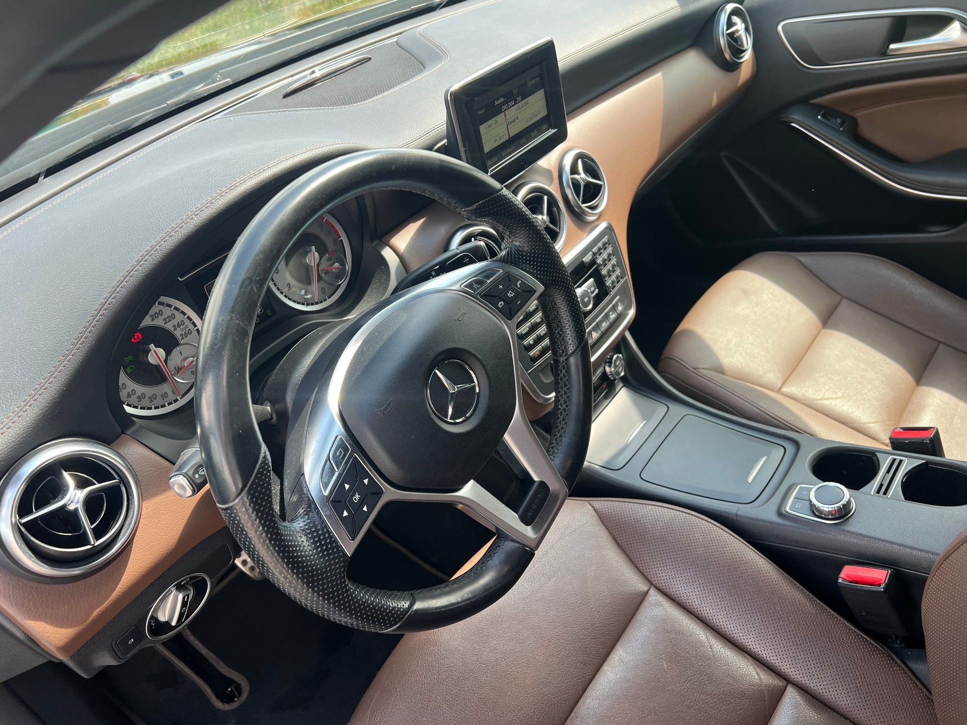 MERCEDES-BENZ A 250 AMG Line 4Matic 7G-DCT-image-15
