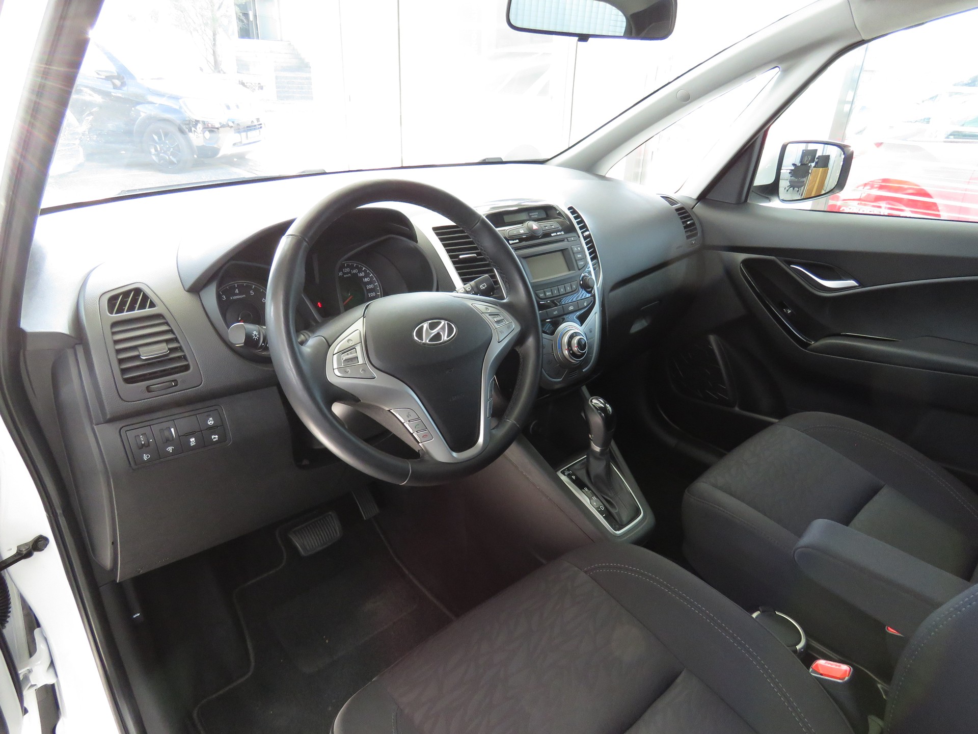 HYUNDAI iX20 1.6 Amplia Automat-image-5