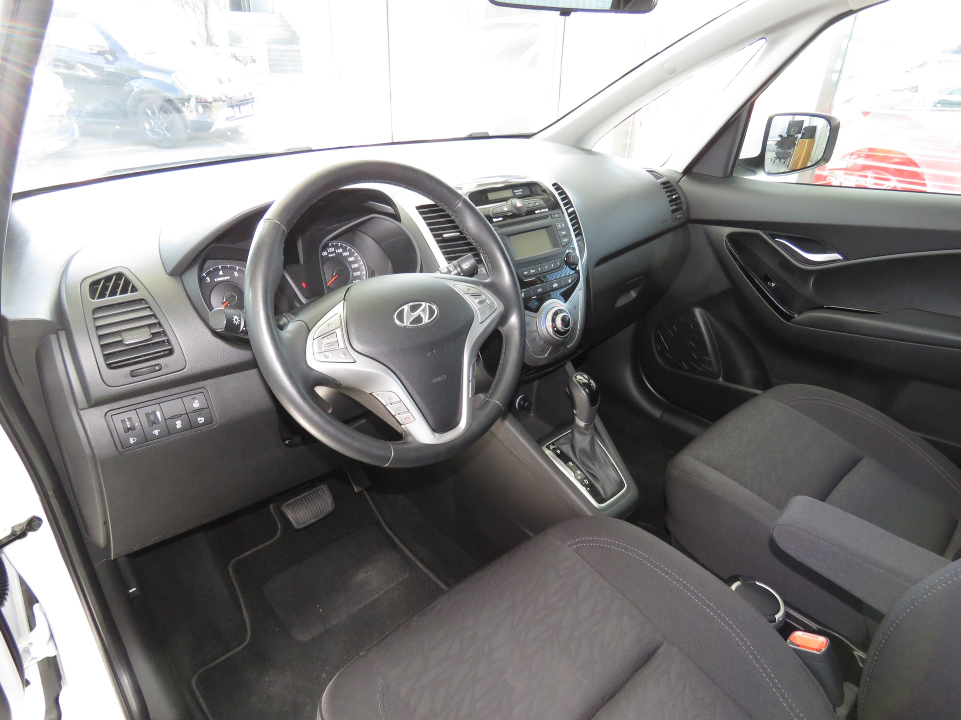 HYUNDAI iX20 1.6 Amplia Automat-image-6