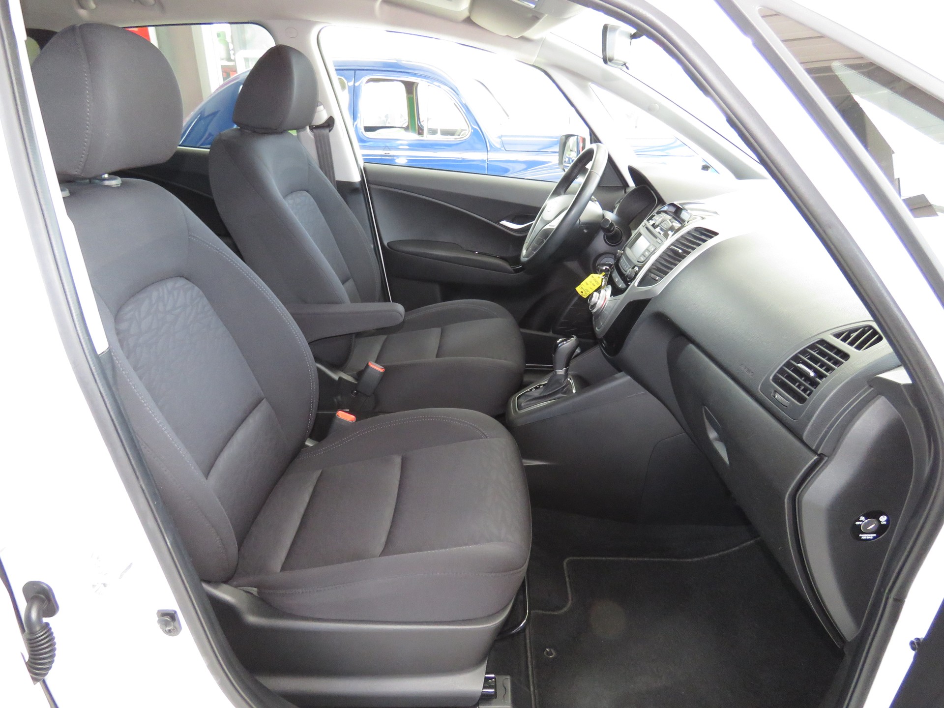 HYUNDAI iX20 1.6 Amplia Automat-image-12