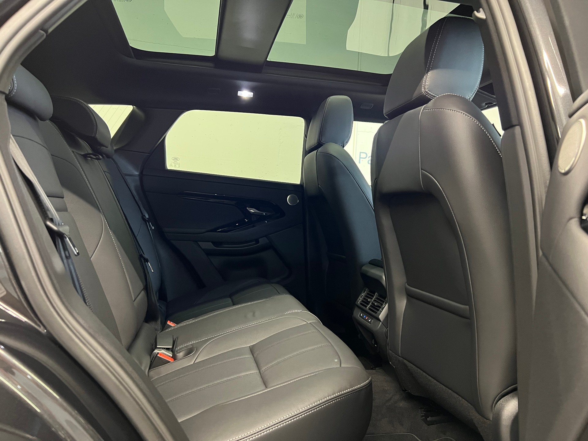 LAND ROVER Range Rover Evoque 1.5 T 270e Hoxton Edition-image-6