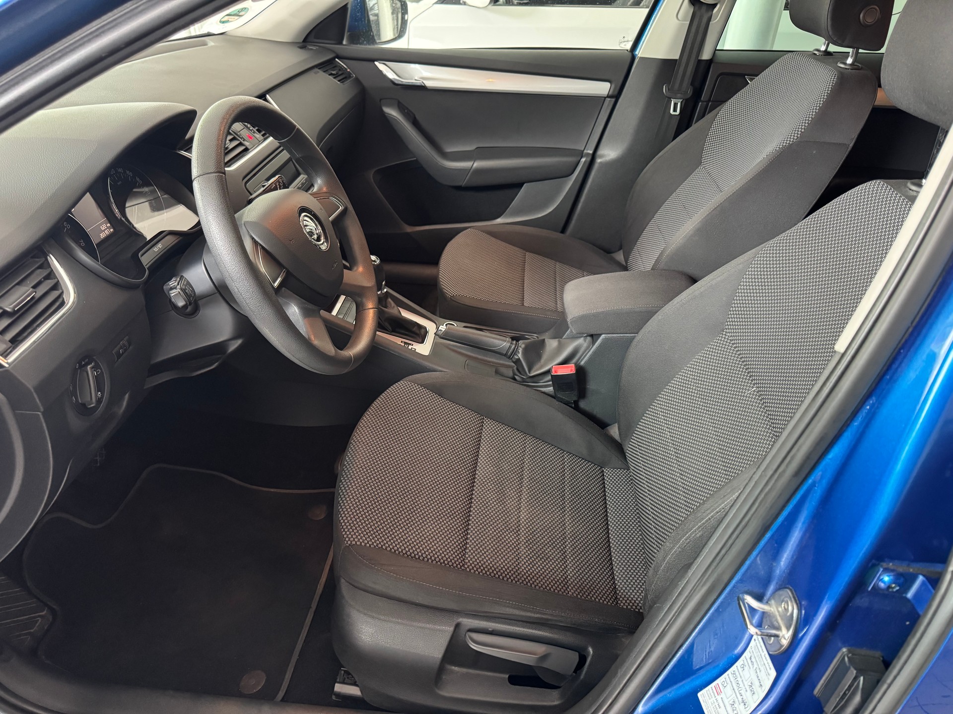 SKODA Octavia Combi 1.8 TSI Ambition 4x4 DSG-image-9