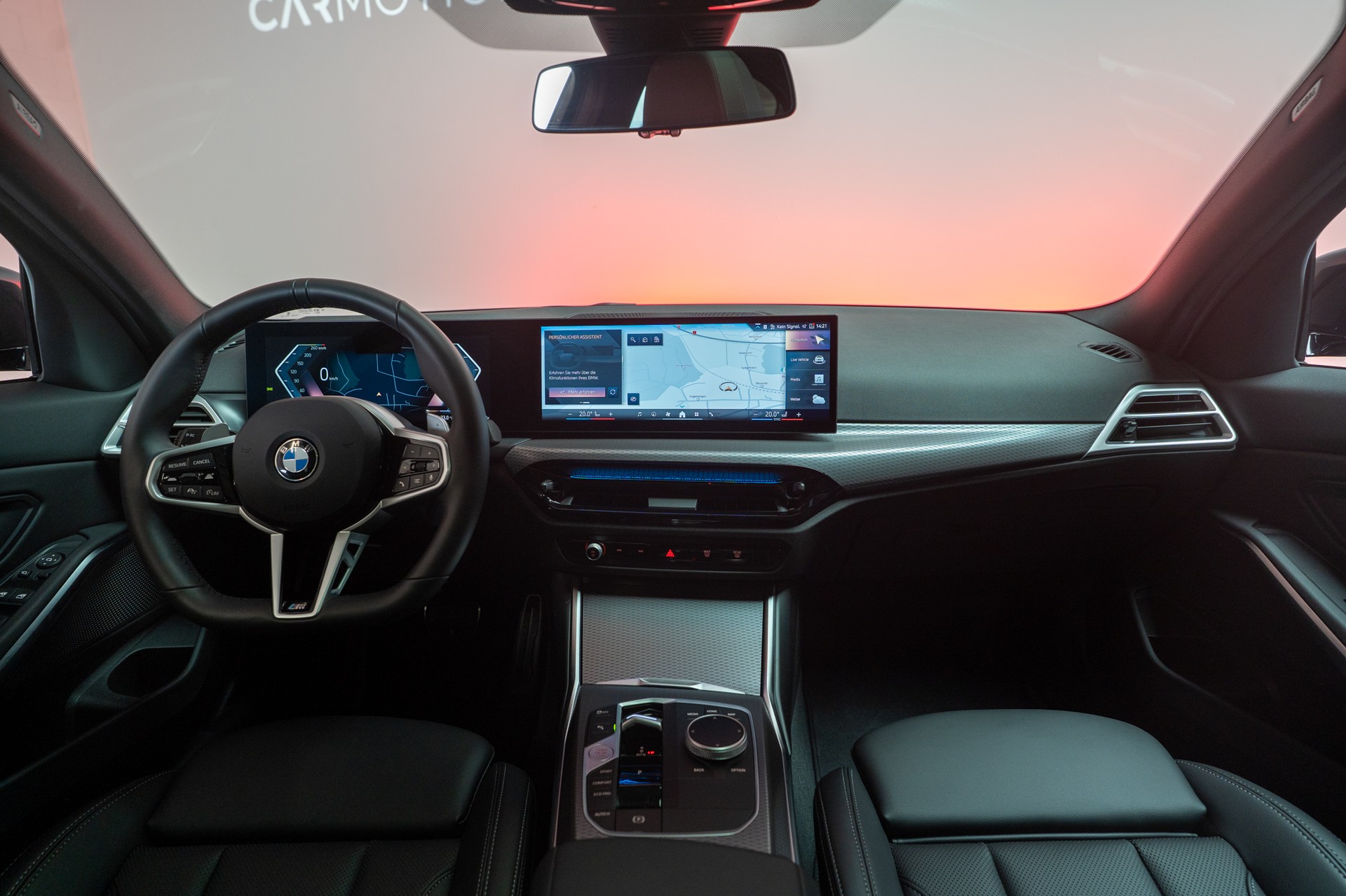 BMW 330d xDrive SAG / LCI / Glasdach / Rückfahrkamera / Ambientebeleuchtung-image-18