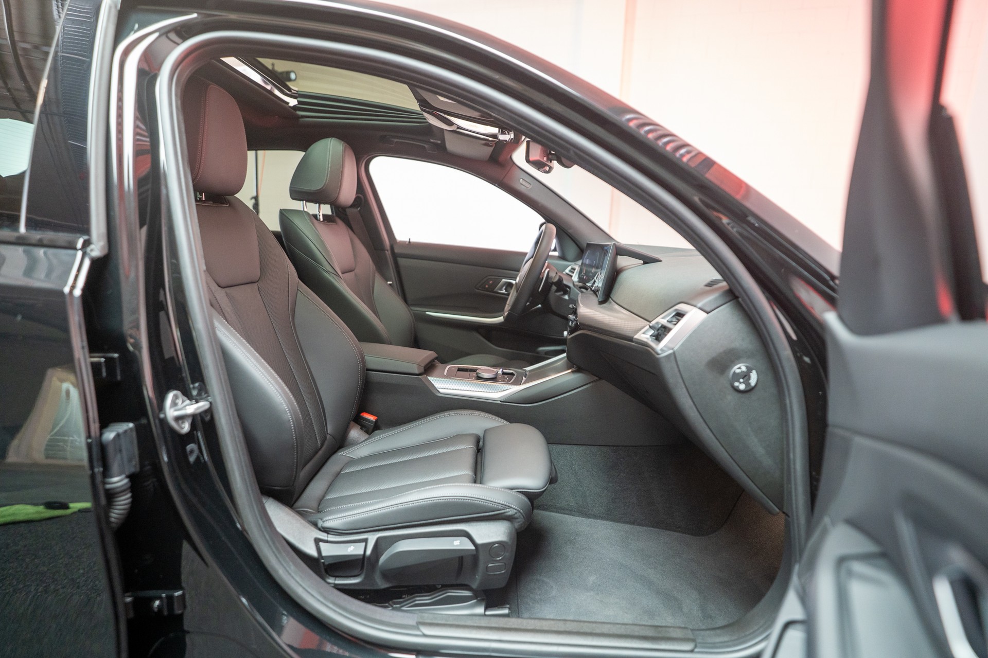 BMW 330d xDrive SAG / LCI / Glasdach / Rückfahrkamera / Ambientebeleuchtung-image-15