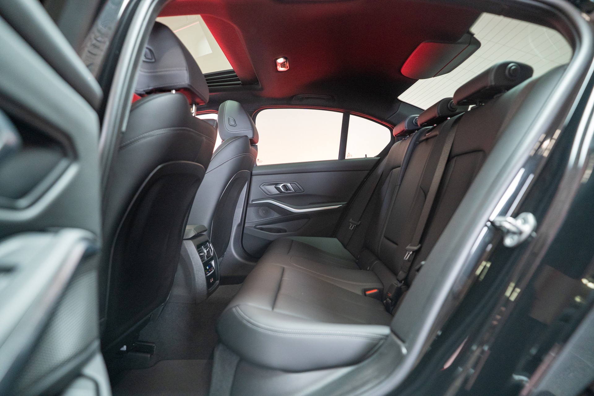 BMW 330d xDrive SAG / LCI / Glasdach / Rückfahrkamera / Ambientebeleuchtung-image-12