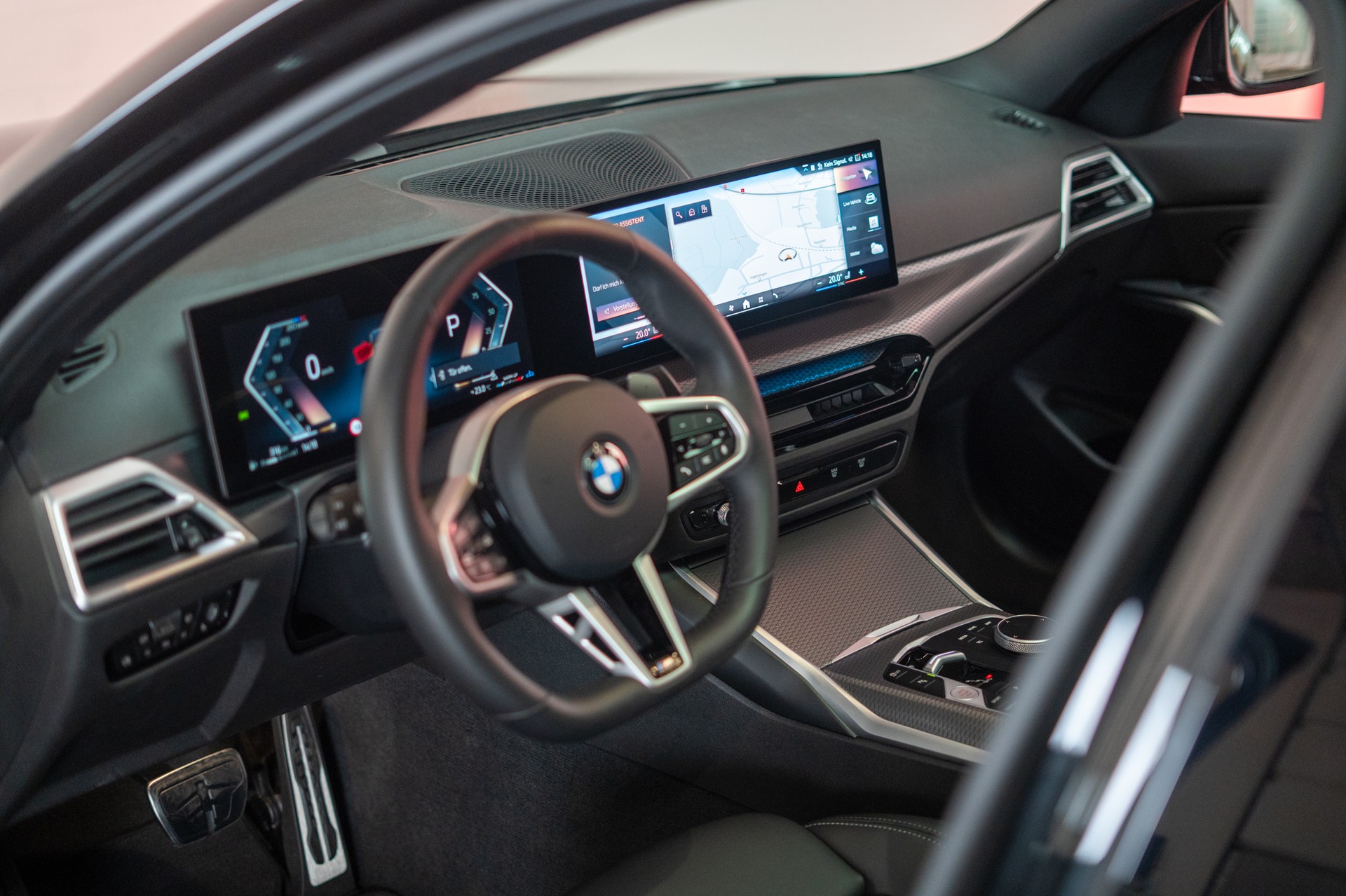 BMW 330d xDrive SAG / LCI / Glasdach / Rückfahrkamera / Ambientebeleuchtung-image-11