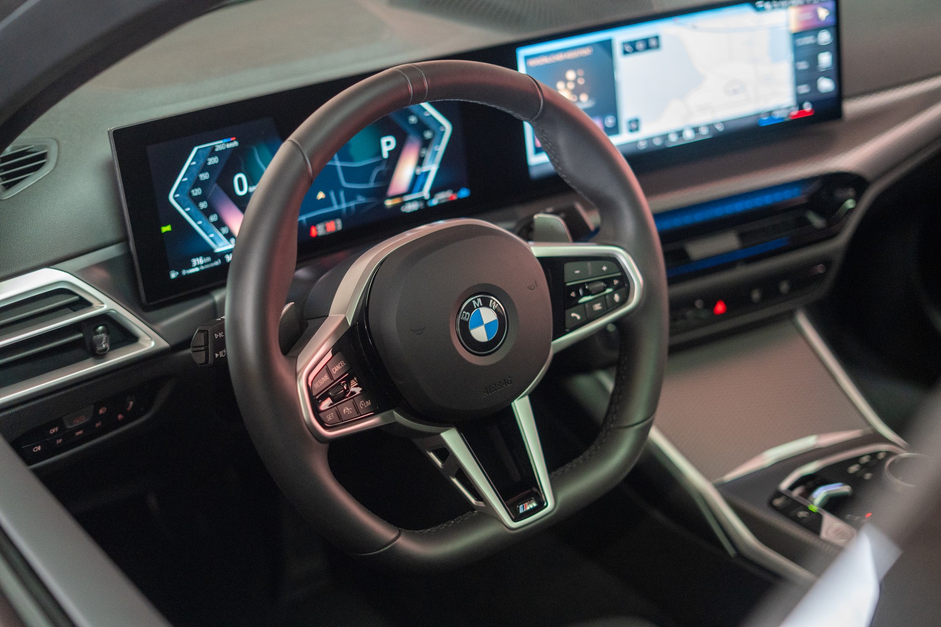 BMW 330d xDrive SAG / LCI / Glasdach / Rückfahrkamera / Ambientebeleuchtung-image-10