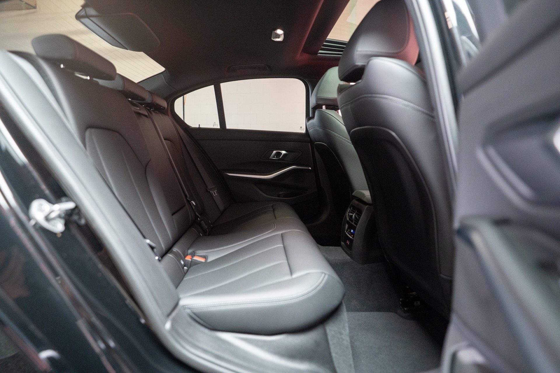 BMW 330d xDrive SAG / LCI / Glasdach / Rückfahrkamera / Ambientebeleuchtung-image-14
