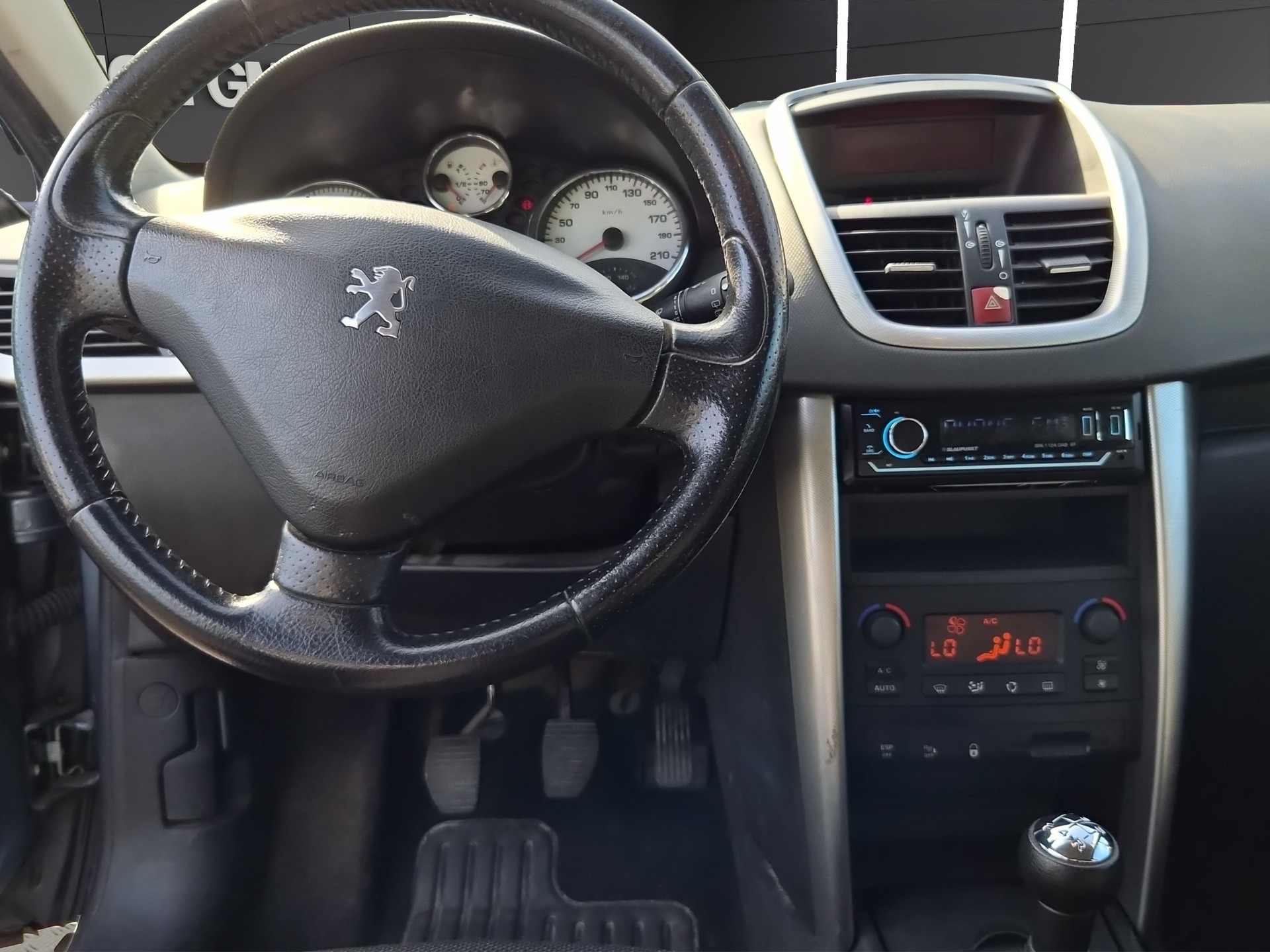 PEUGEOT 207 1.6 16V XT-image-9