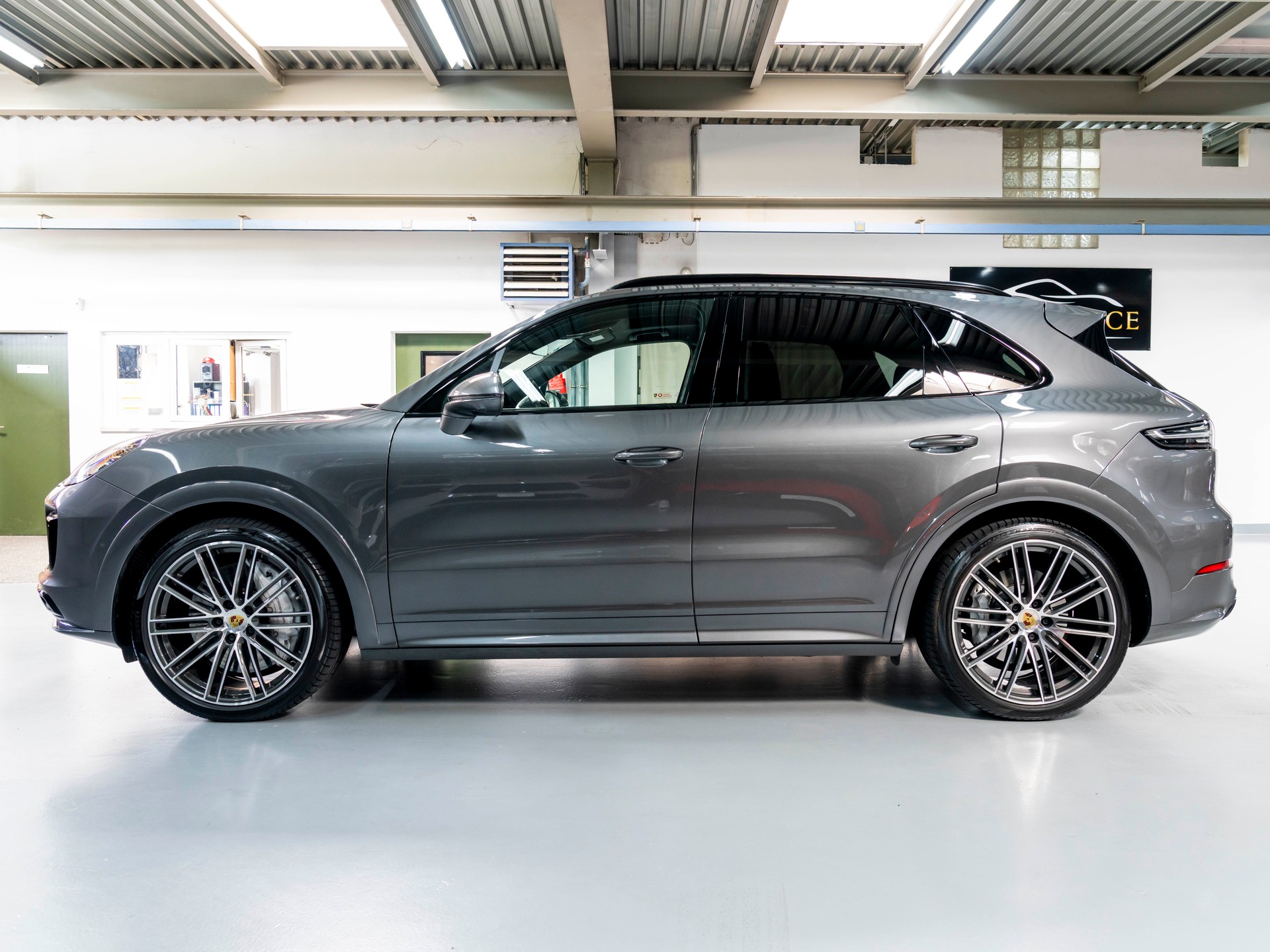 PORSCHE Cayenne GTS-showroom-element-3