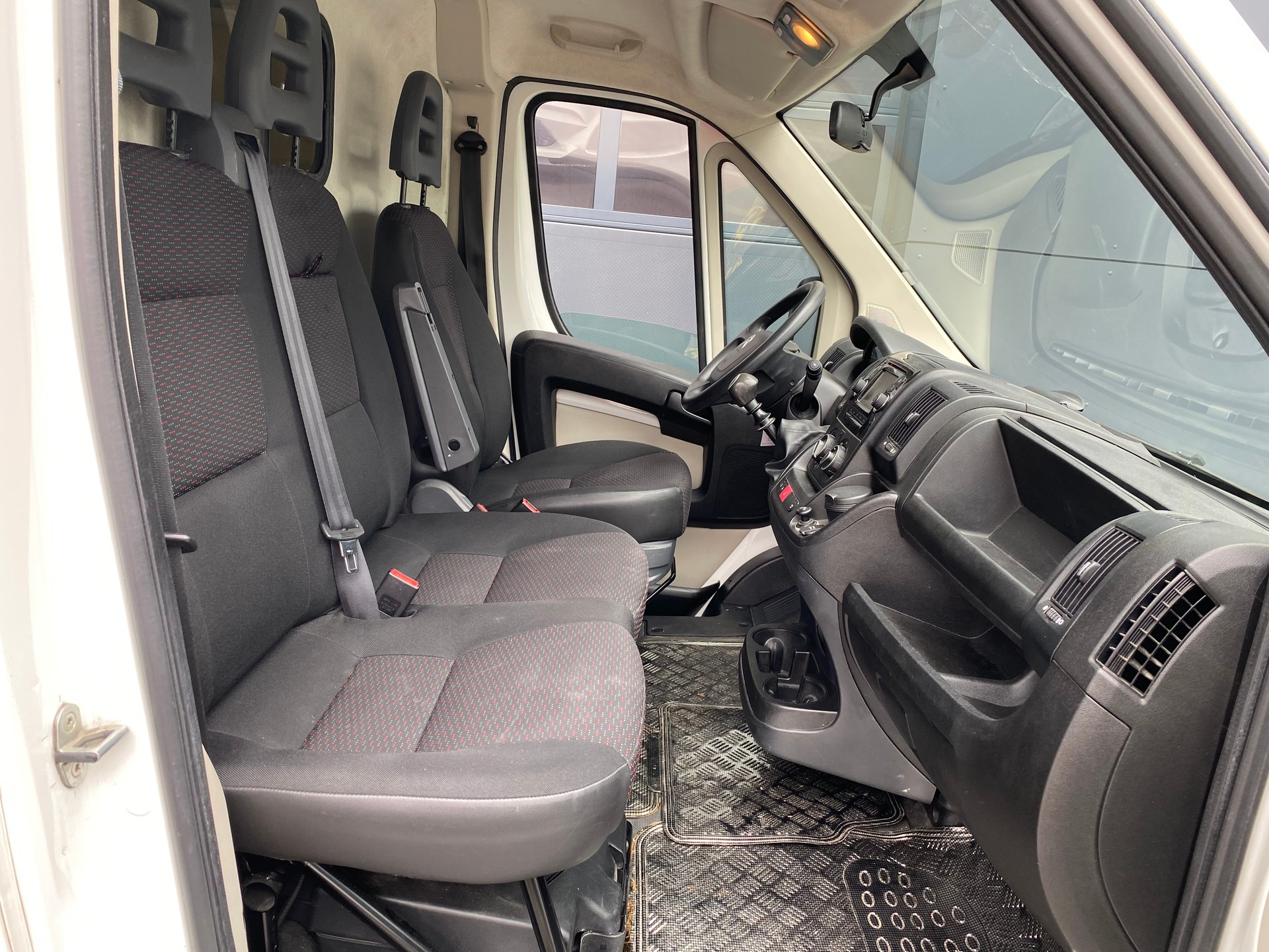 CITROEN Jumper 30 2.0 BlueHDi 130 Attraction L1H2-image-9