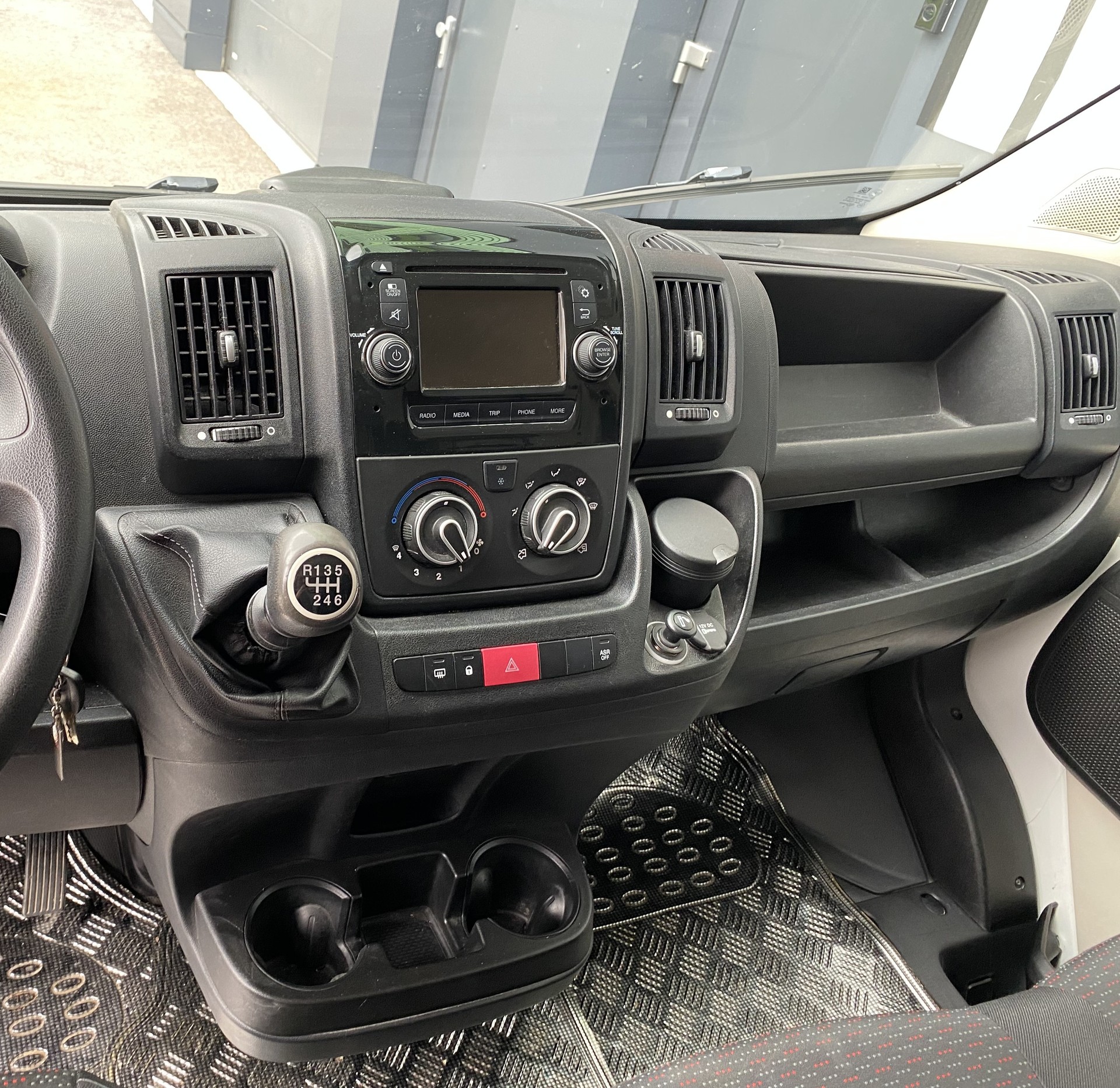 CITROEN Jumper 30 2.0 BlueHDi 130 Attraction L1H2-image-15