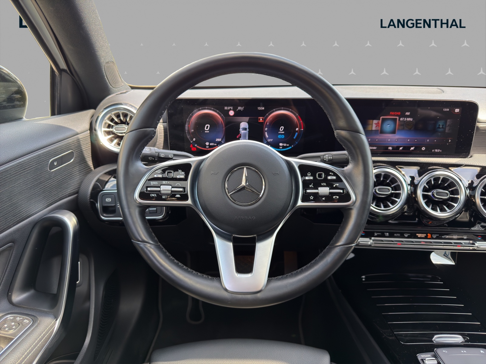 MERCEDES-BENZ A 250e Progressive 8G-DCT-image-9