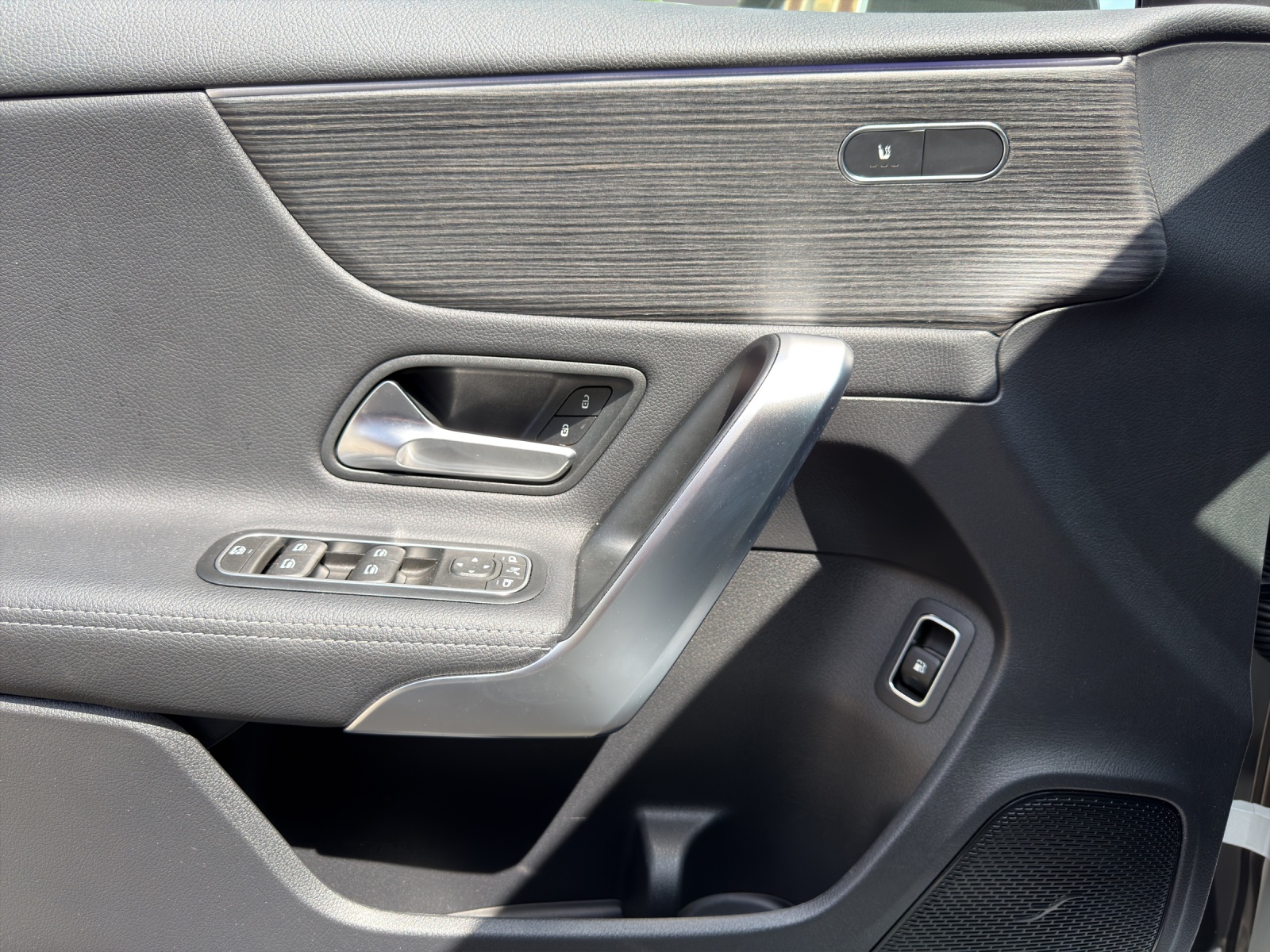 MERCEDES-BENZ A 250e Progressive 8G-DCT-image-12