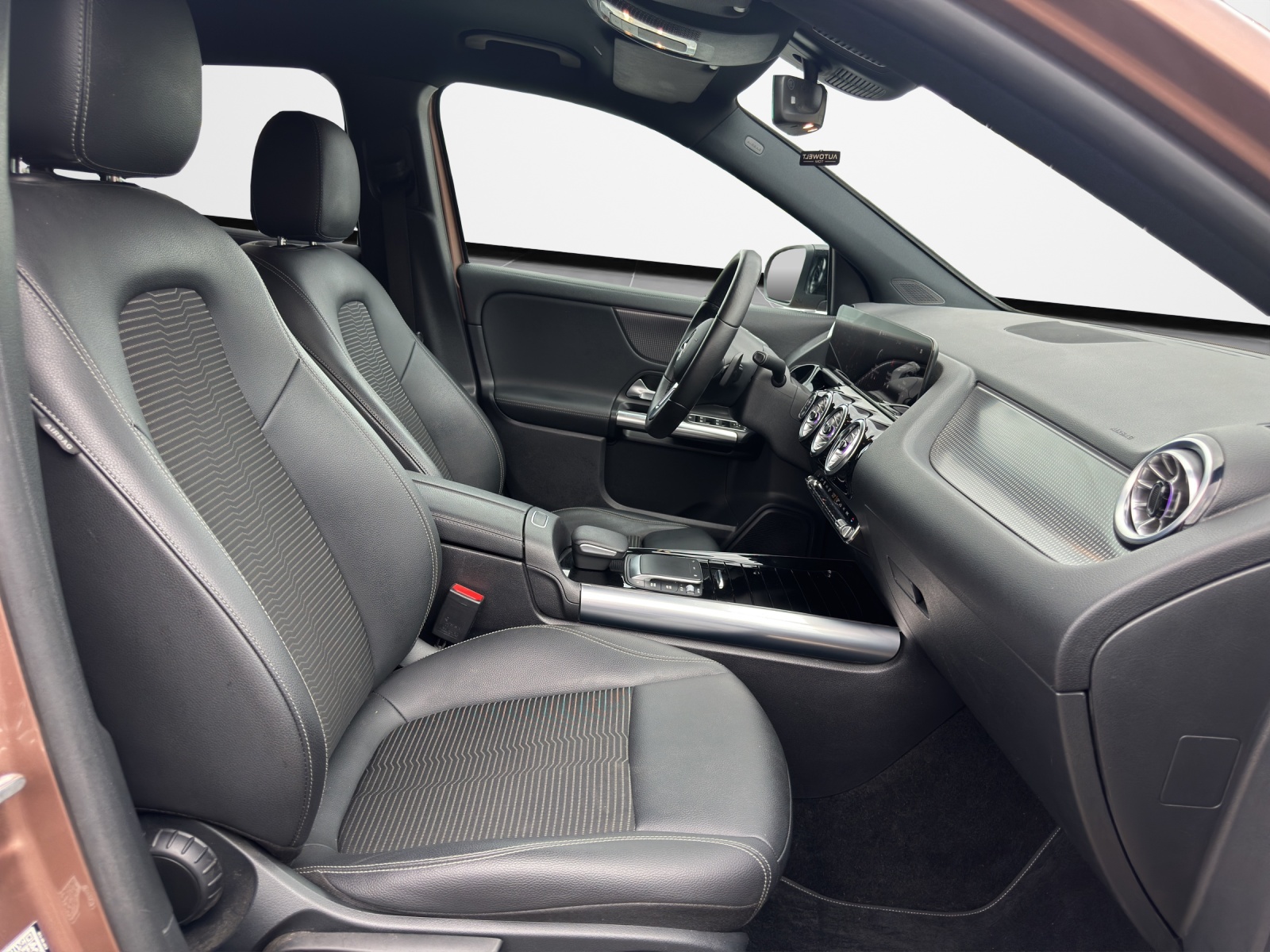 MERCEDES-BENZ GLA 200 Progressive 7G-DCT-image-12