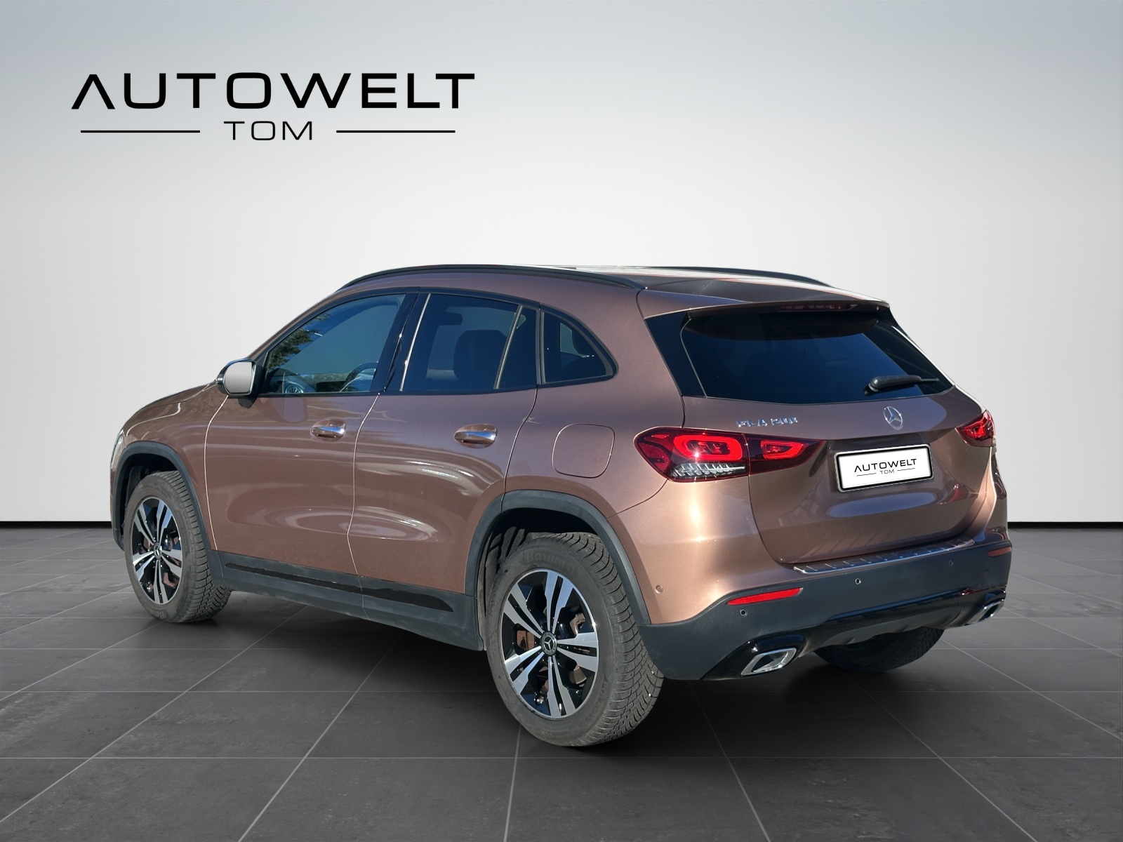 MERCEDES-BENZ GLA 200 Progressive 7G-DCT-image-2