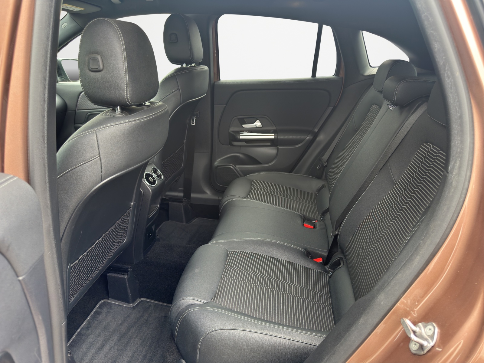 MERCEDES-BENZ GLA 200 Progressive 7G-DCT-image-10