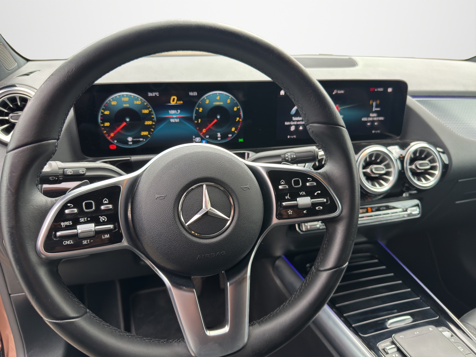 MERCEDES-BENZ GLA 200 Progressive 7G-DCT-image-15