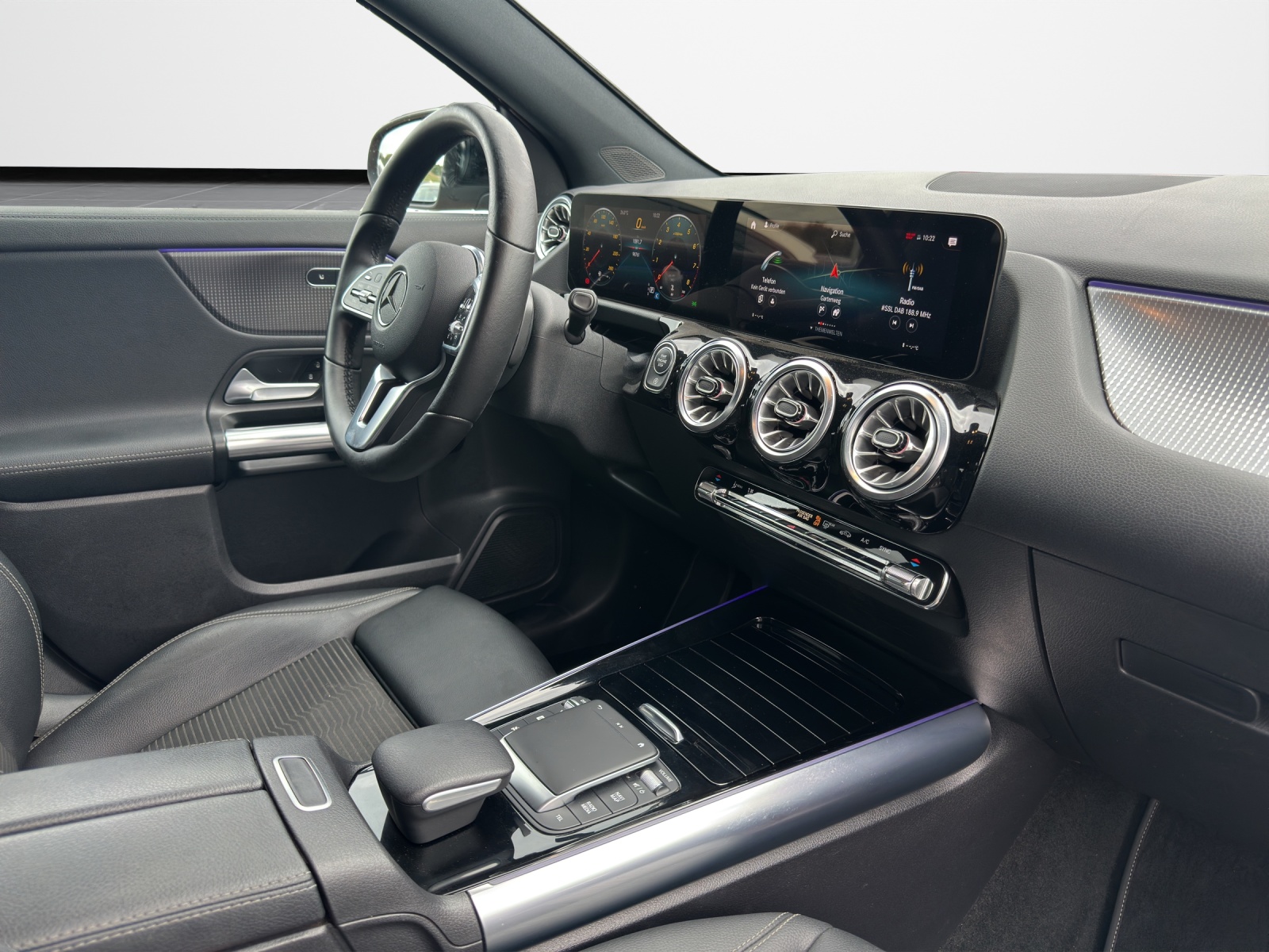 MERCEDES-BENZ GLA 200 Progressive 7G-DCT-image-11