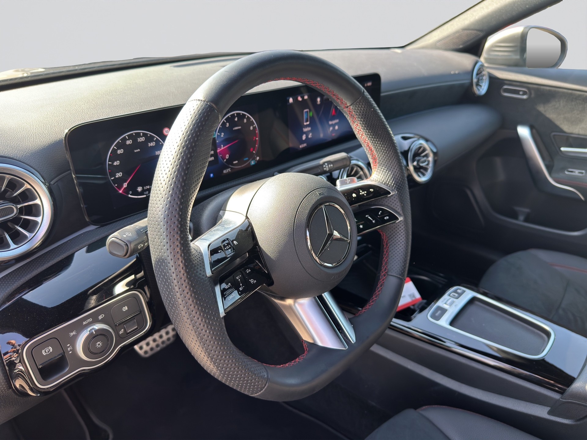 MERCEDES-BENZ A 180 AMG Line 7G-DCT-image-8